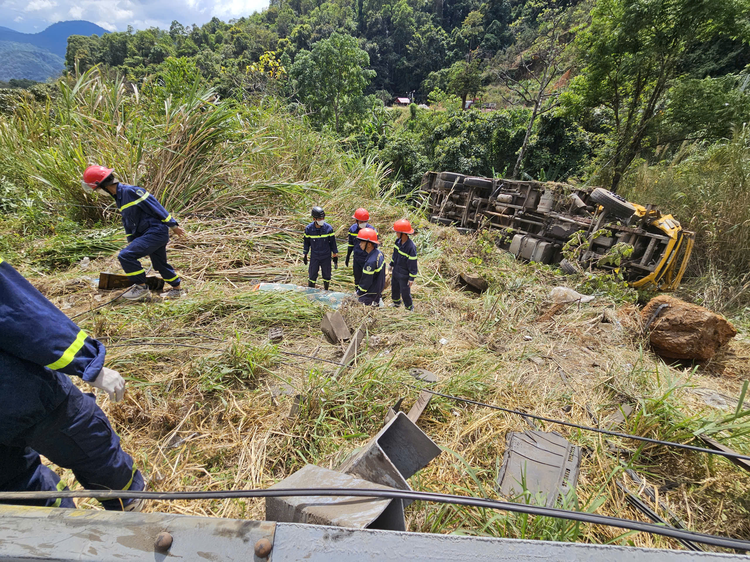 Xe tải chở máy đào lao xuống vực trên đèo Bảo Lộc, tài xế tử vong- Ảnh 2.