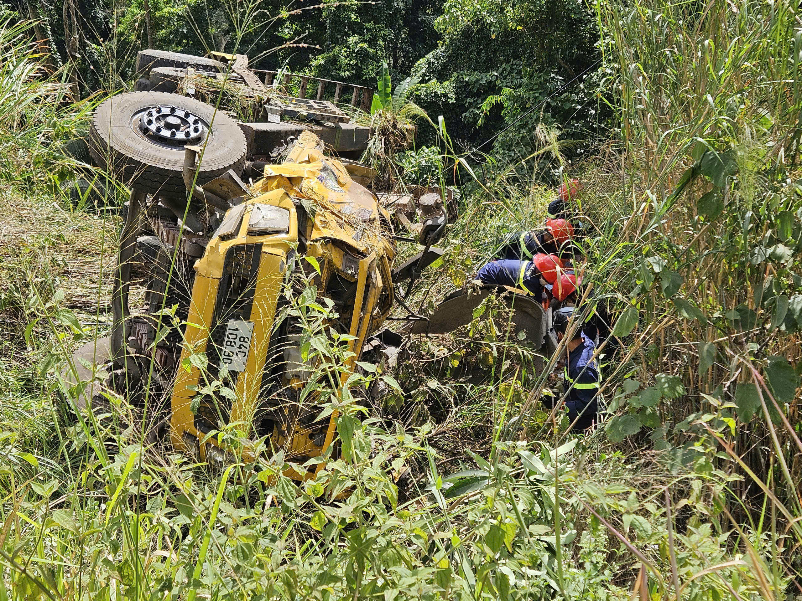 Xe tải chở máy đào lao xuống vực trên đèo Bảo Lộc, tài xế tử vong- Ảnh 1.