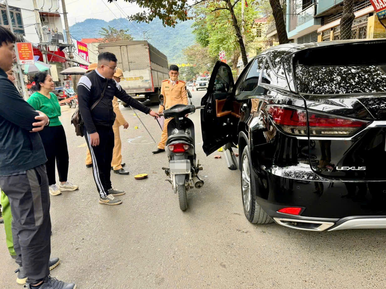 Tài xế Lexus bị khởi tố vì mở cửa xe gây tai nạn chết người - Ảnh 1.