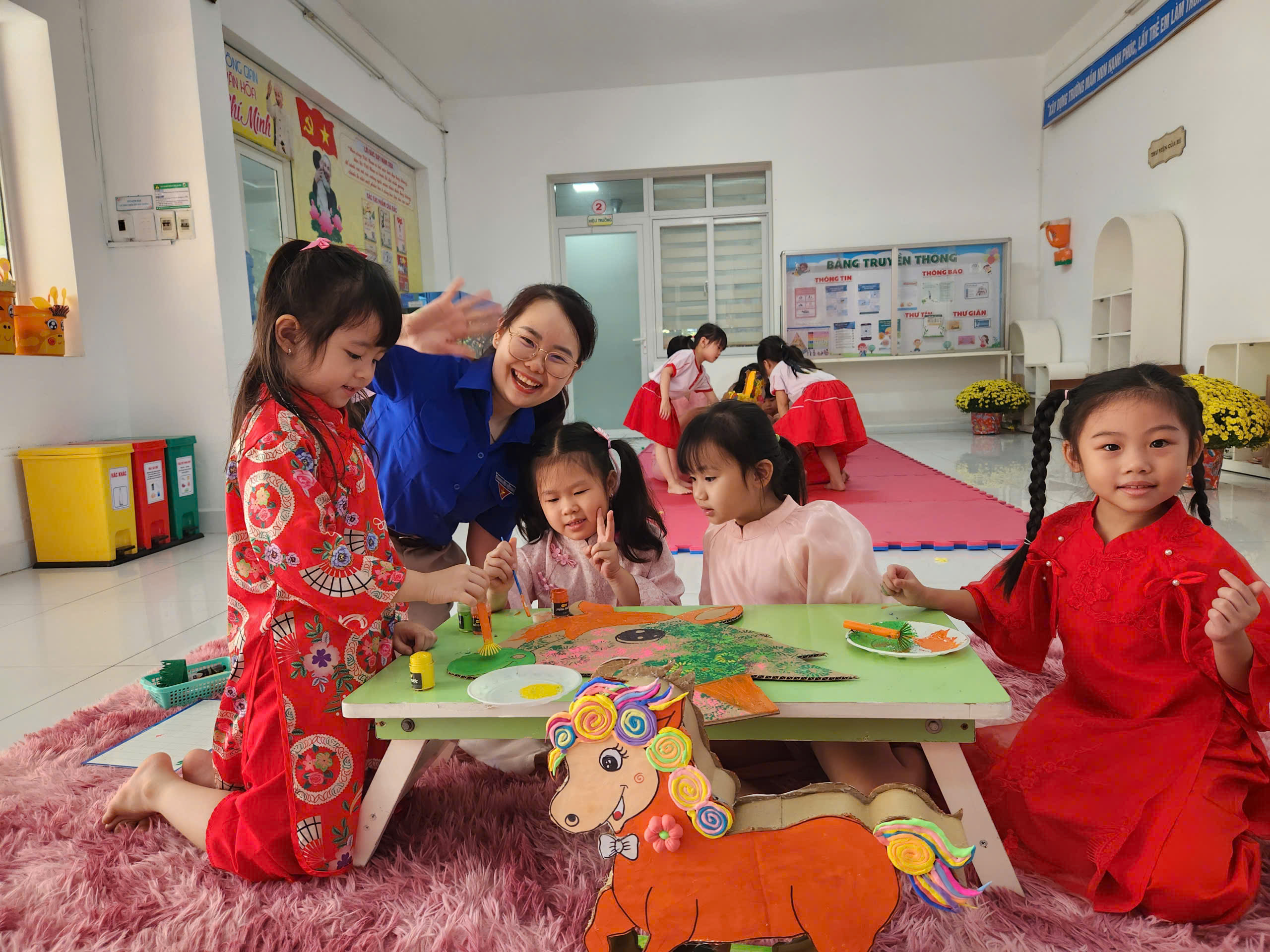 Độc đ&aacute;o hội thi 'đua ngựa' trong trường học TP.HCM - Ảnh 12.