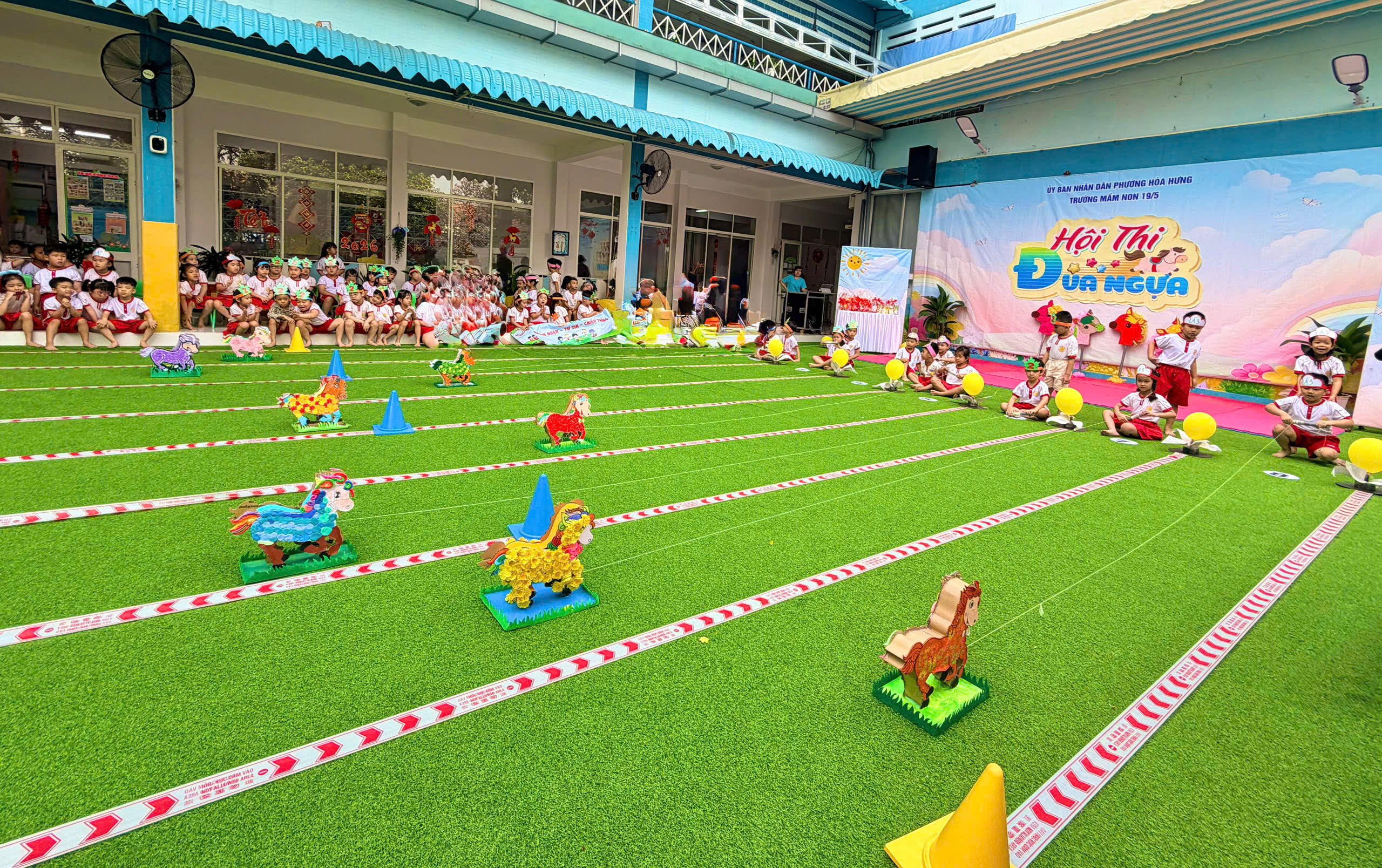 Độc đ&aacute;o hội thi 'đua ngựa' trong trường học TP.HCM - Ảnh 4.