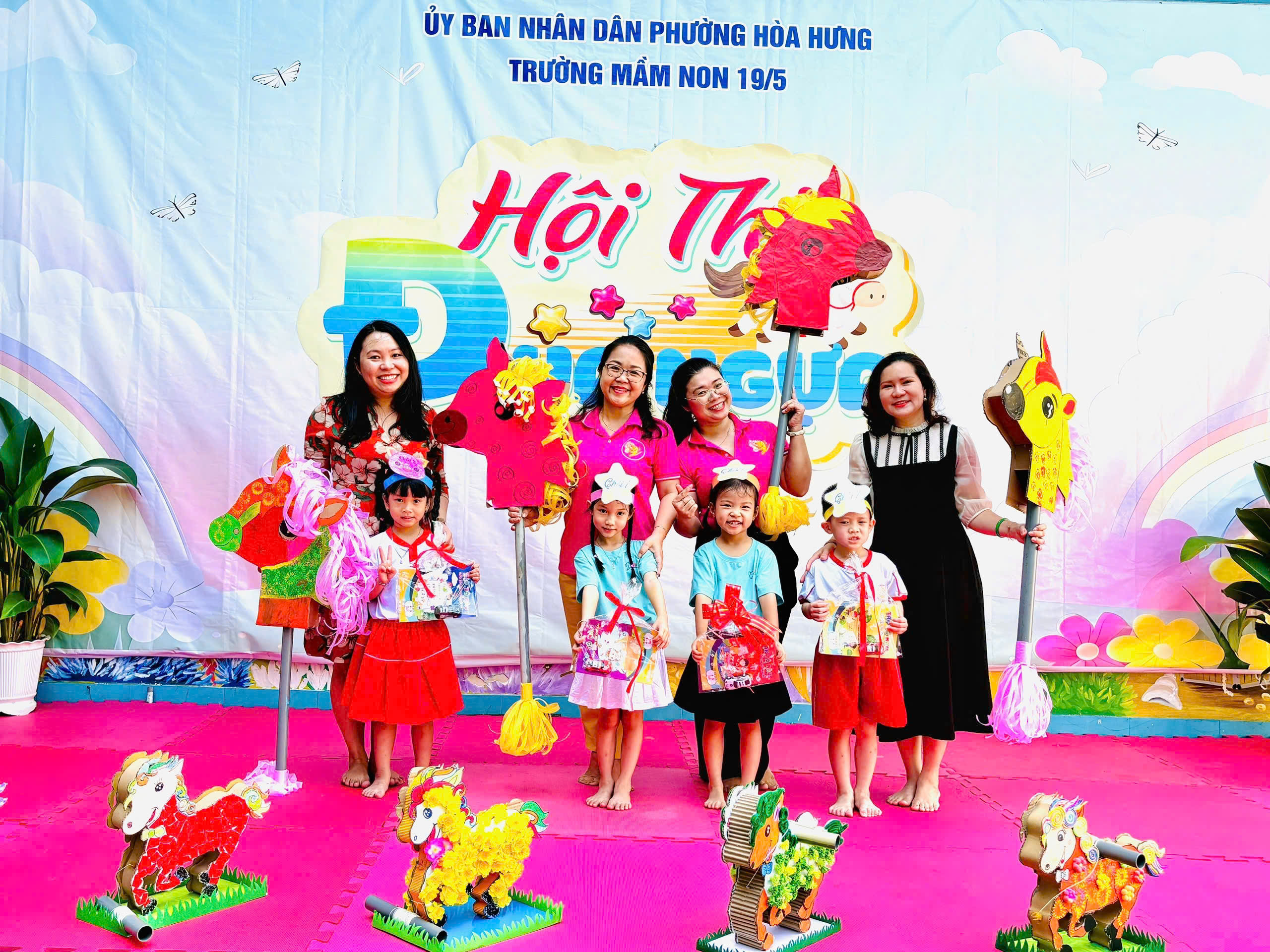 Độc đ&aacute;o hội thi 'đua ngựa' trong trường học TP.HCM - Ảnh 13.