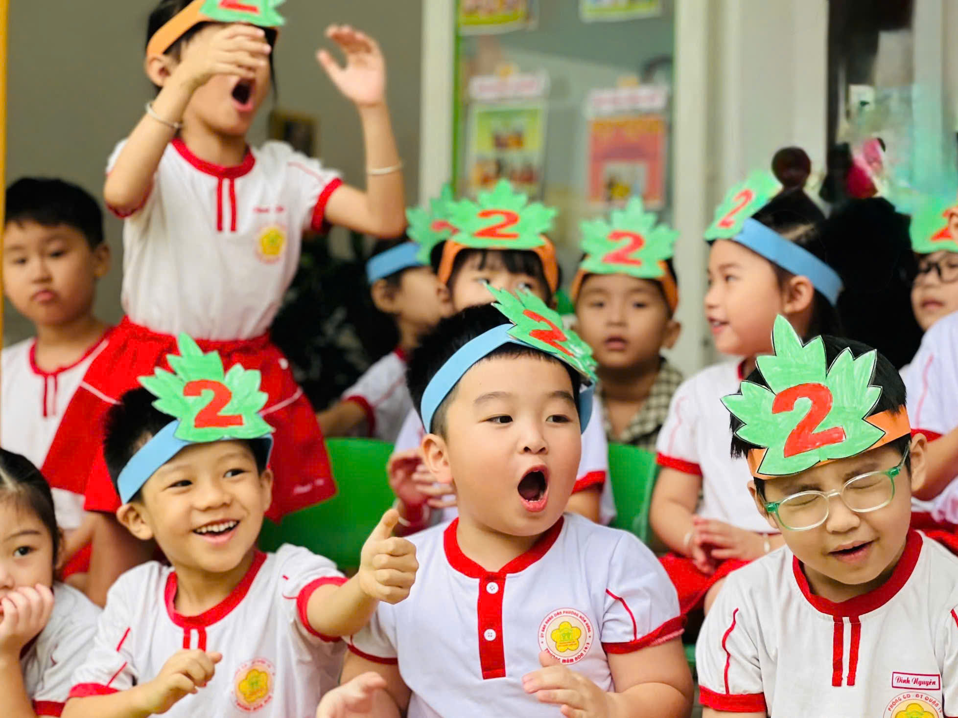 Độc đ&aacute;o hội thi 'đua ngựa' trong trường học TP.HCM - Ảnh 9.