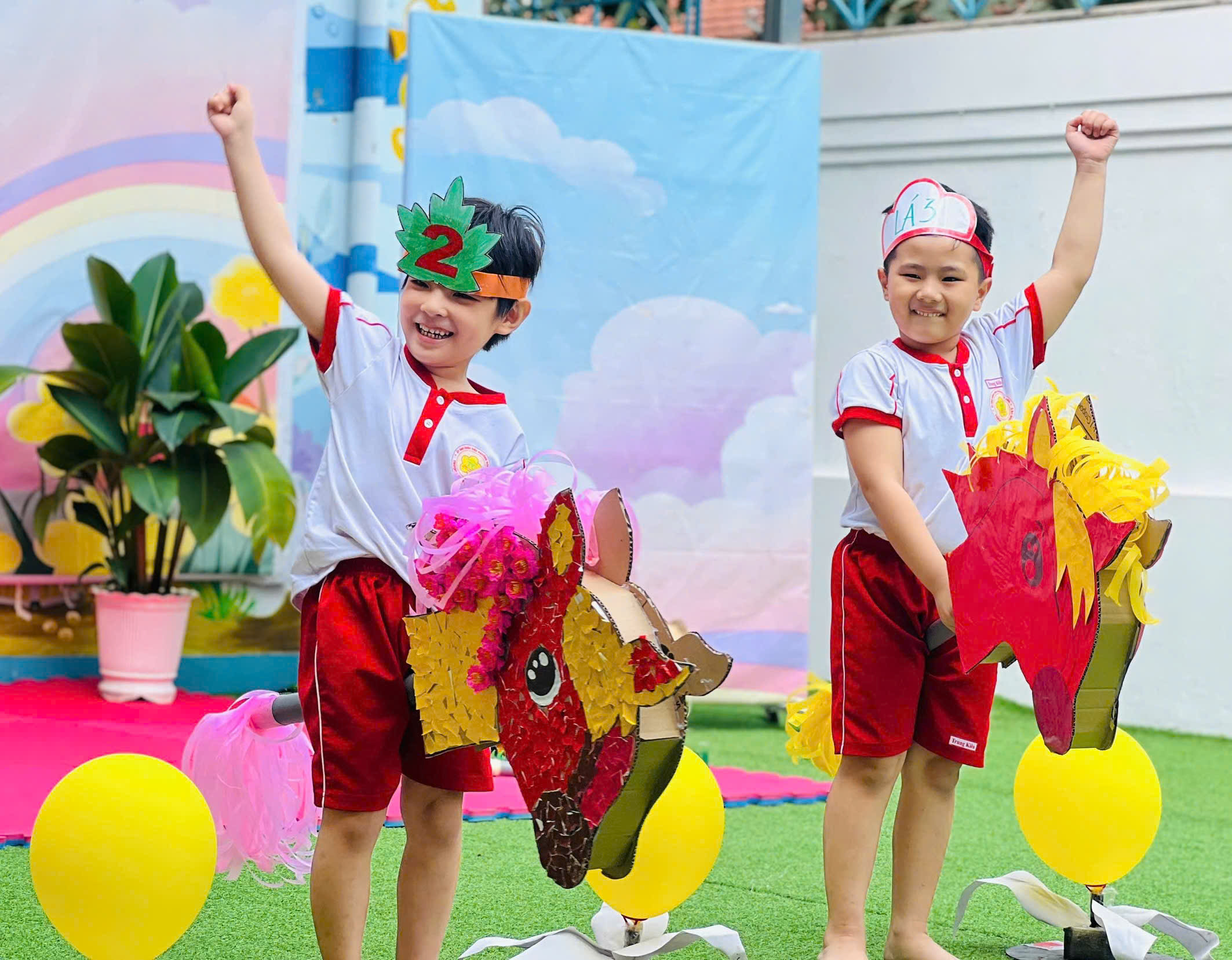 Độc đ&aacute;o hội thi 'đua ngựa' trong trường học TP.HCM - Ảnh 3.