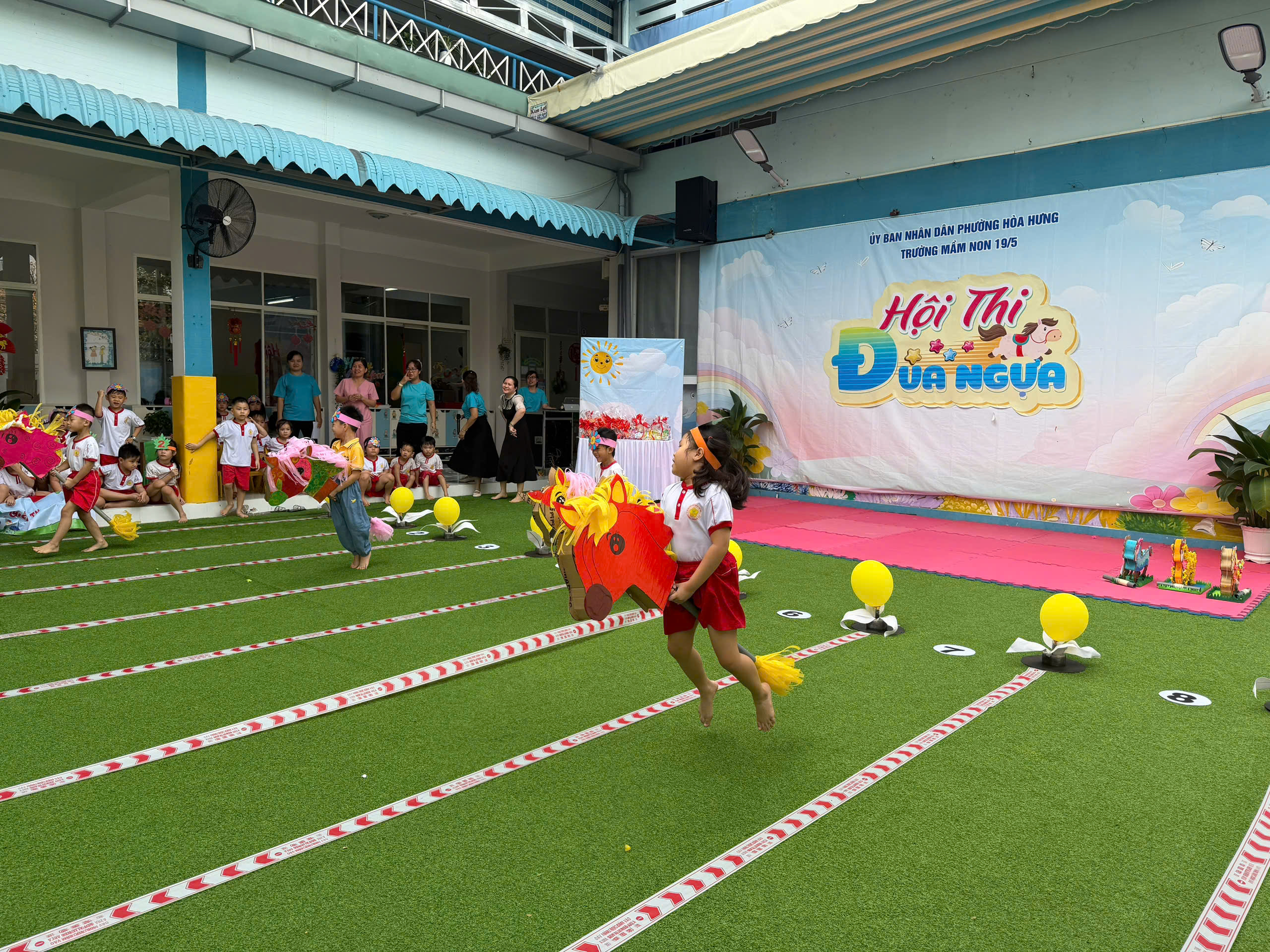 Độc đ&aacute;o hội thi 'đua ngựa' trong trường học TP.HCM - Ảnh 2.