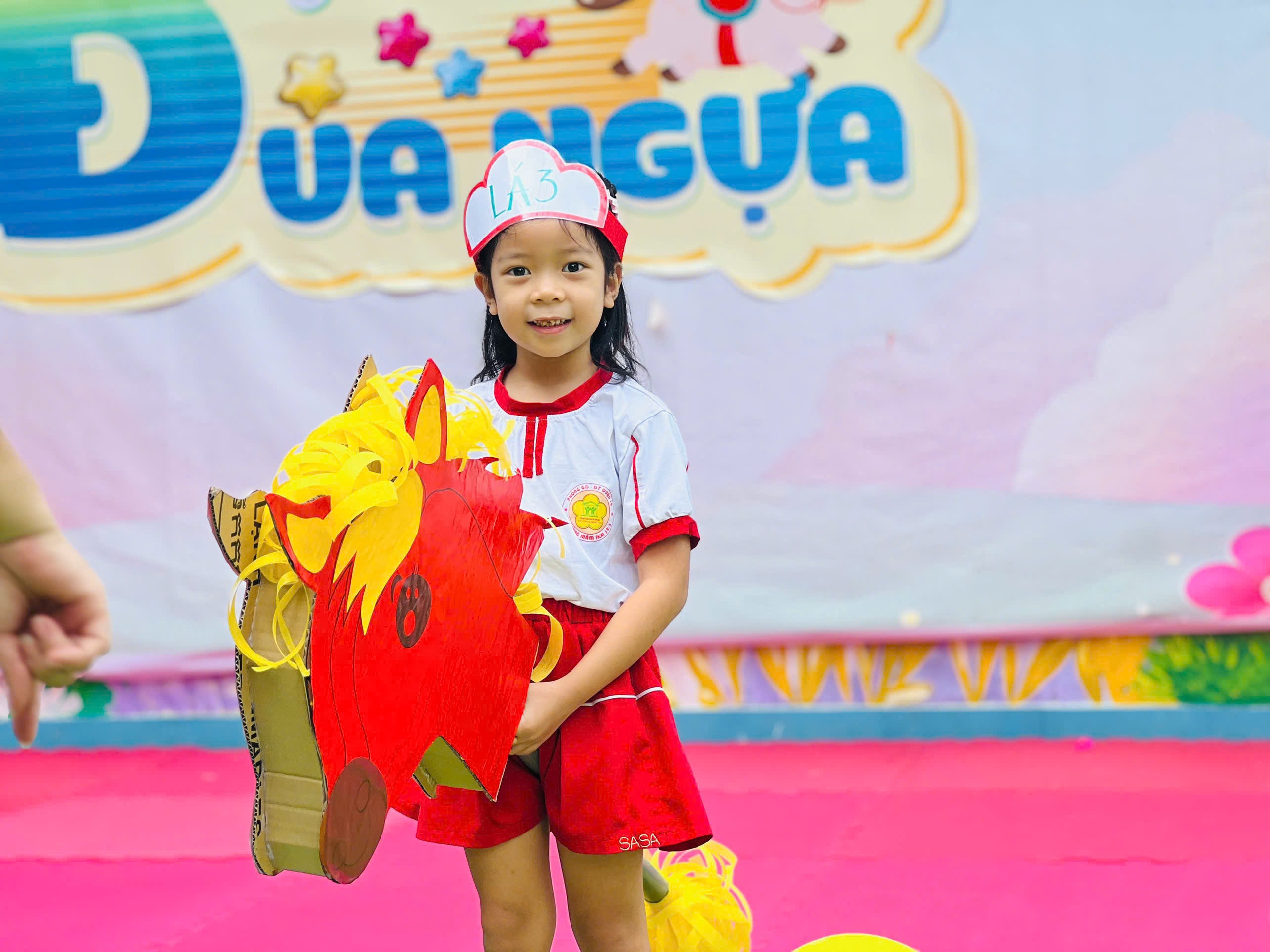 Độc đ&aacute;o hội thi 'đua ngựa' trong trường học TP.HCM - Ảnh 1.