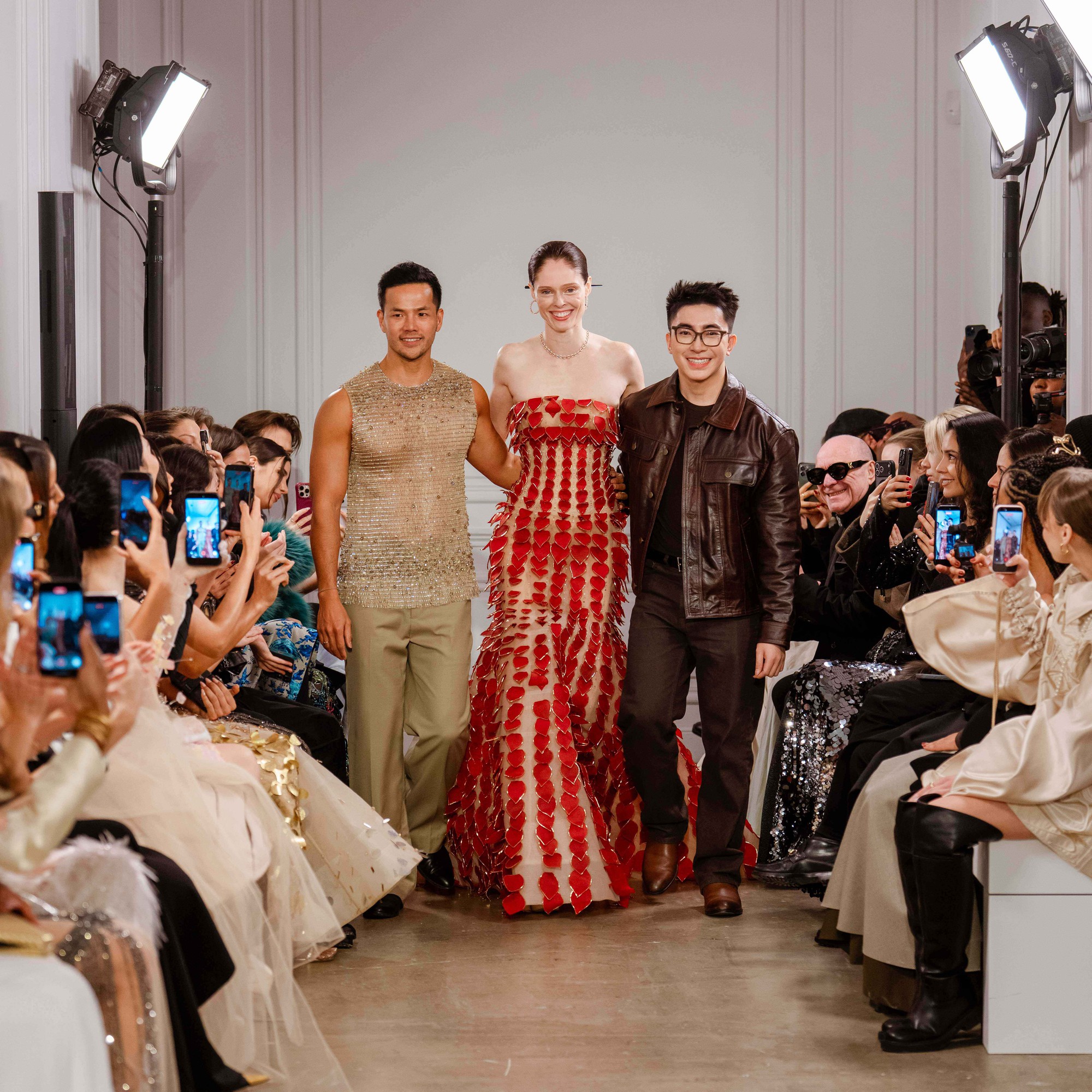 Nhà thiết kế Việt tỏa sáng tại Tuần lễ thời trang cao cấp Paris - Ảnh 1. Nhà thiết kế Việt tỏa sáng tại Tuần lễ thời trang cao cấp Paris - Ảnh 1.