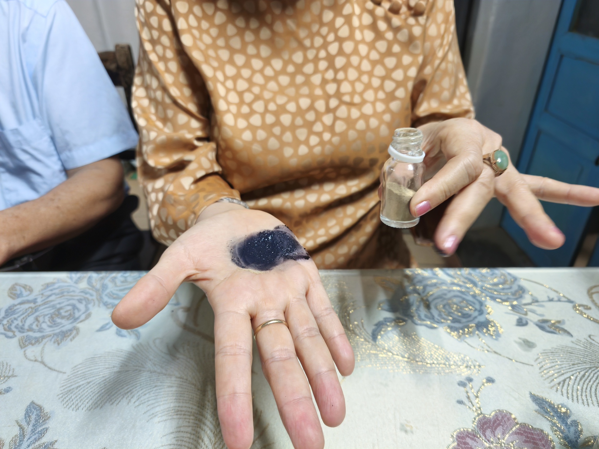 Người giữ bí kíp thuốc nhuộm răng đen- Ảnh 3. Người giữ bí kíp thuốc nhuộm răng đen- Ảnh 3.