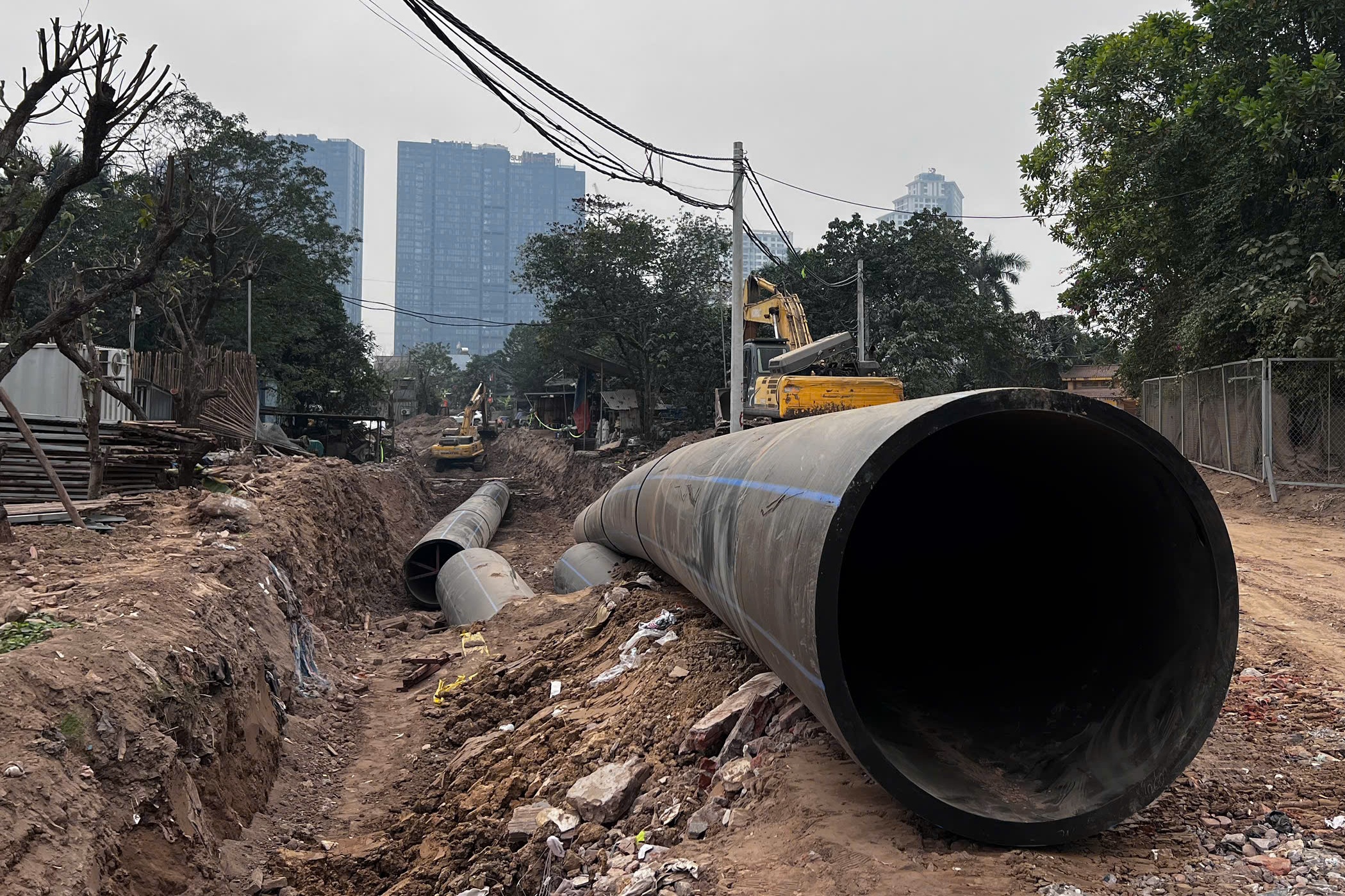 Cận cảnh dự án thoát nước 'khu biệt thự triệu đô' cắt qua đê sông Hồng - Ảnh 6.