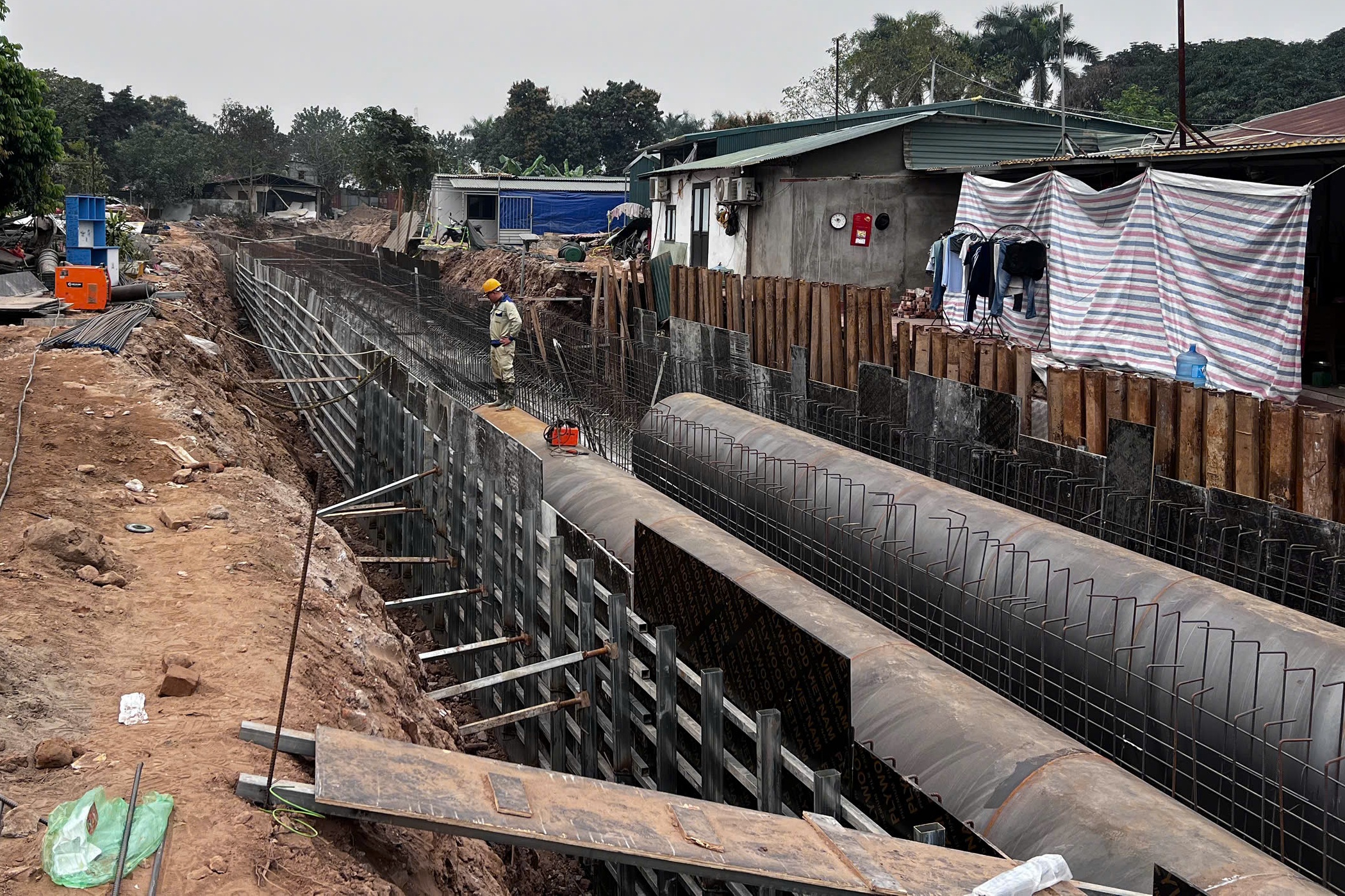 Cận cảnh dự án thoát nước 'khu biệt thự triệu đô' cắt qua đê sông Hồng - Ảnh 5.