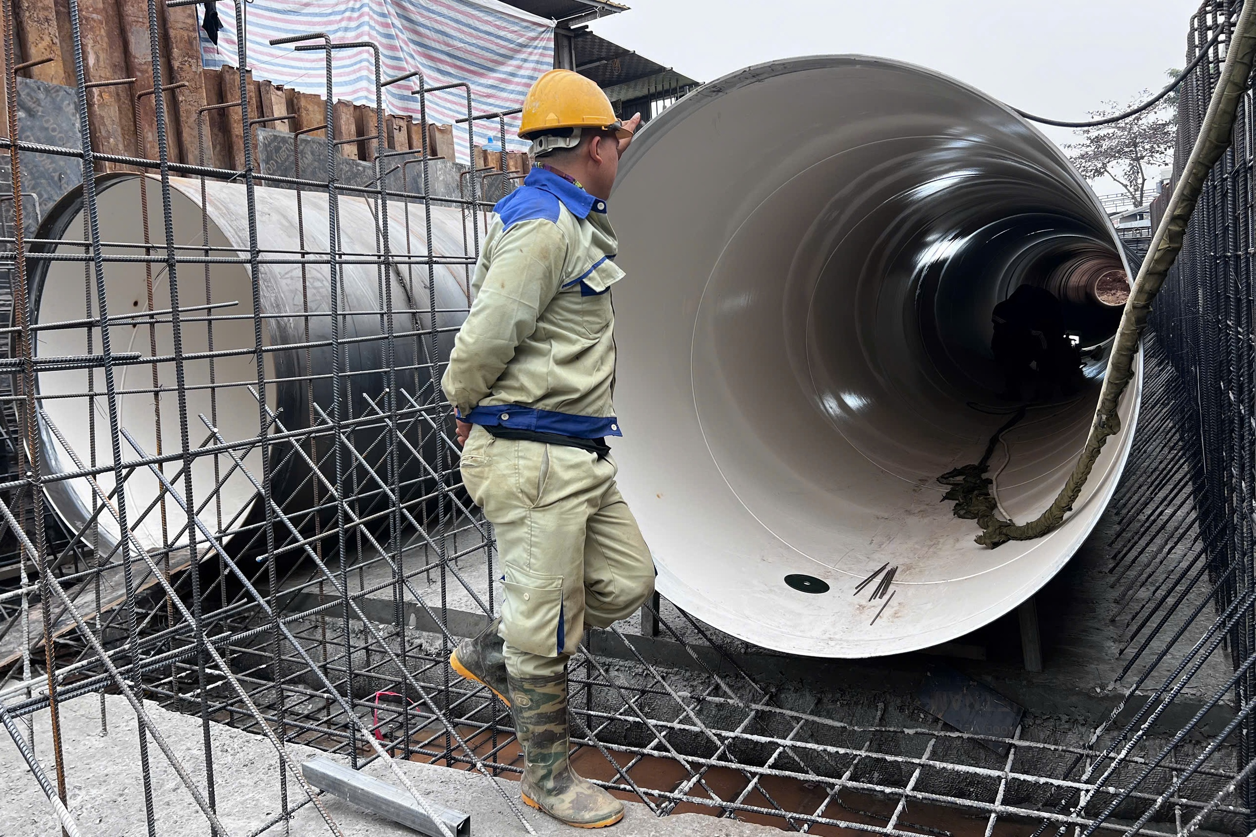 Cận cảnh dự án thoát nước 'khu biệt thự triệu đô' cắt qua đê sông Hồng - Ảnh 4.