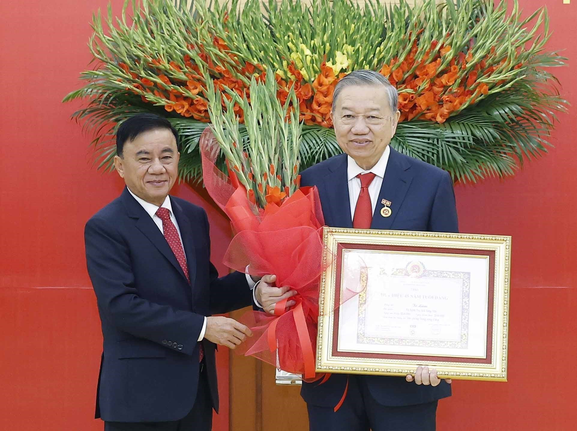Tổng Bí thư Tô Lâm nhận huy hiệu 45 năm tuổi Đảng - Ảnh 2.
