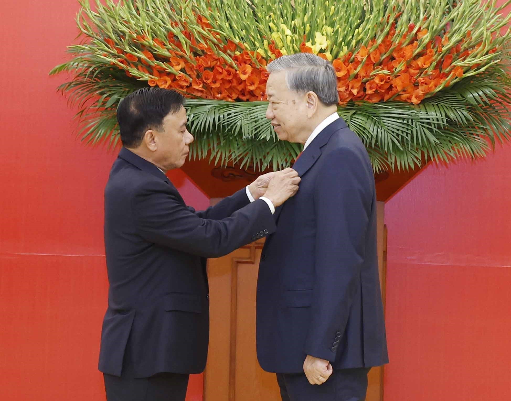 Tổng Bí thư Tô Lâm nhận huy hiệu 45 năm tuổi Đảng - Ảnh 1.