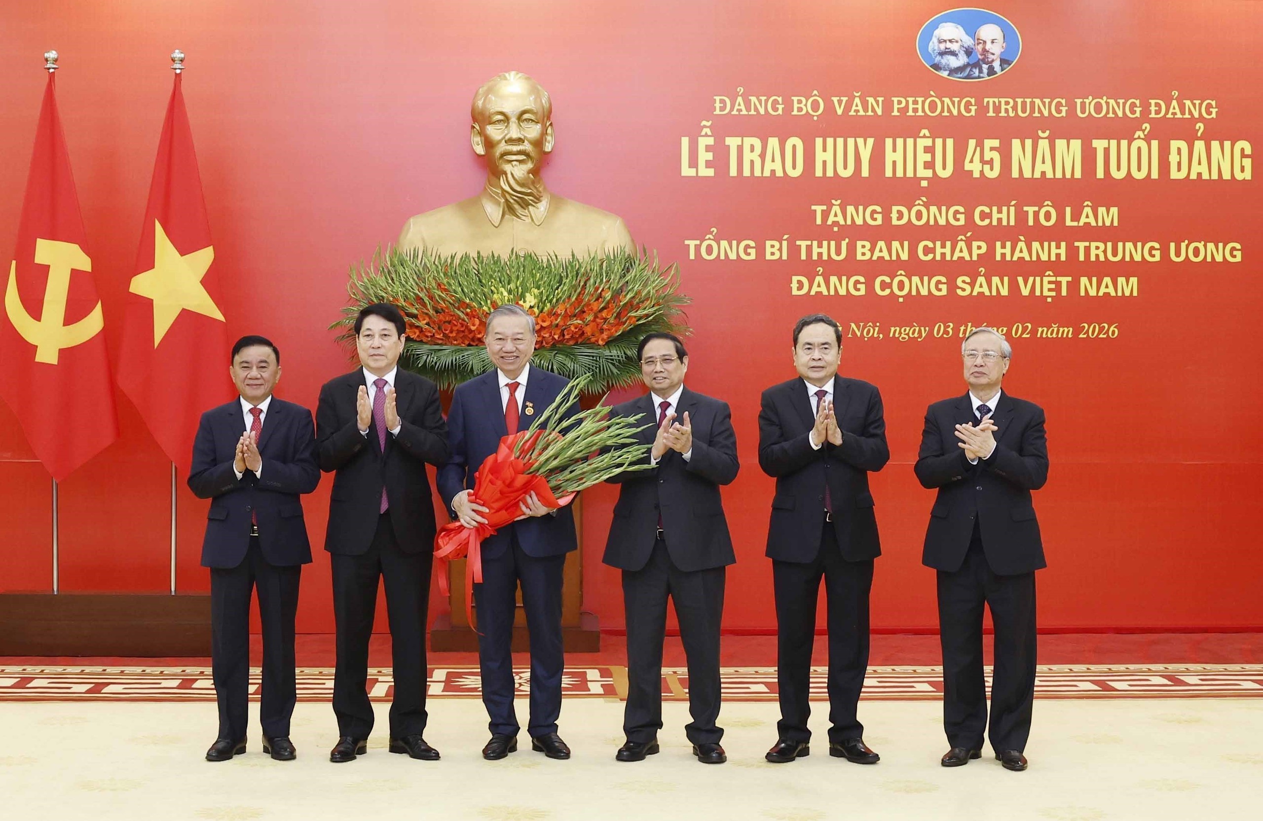 Tổng Bí thư Tô Lâm nhận huy hiệu 45 năm tuổi Đảng - Ảnh 3.