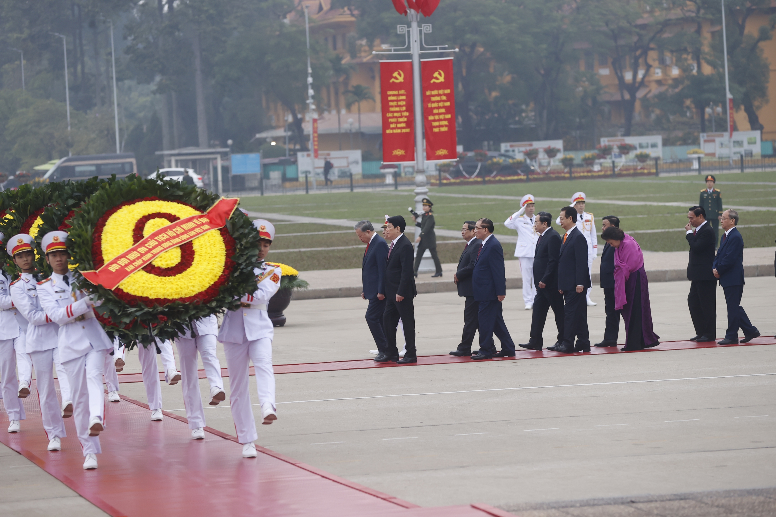 L&atilde;nh đạo Đảng, Nh&agrave; nước v&agrave;o Lăng viếng Chủ tịch Hồ Ch&iacute; Minh- Ảnh 1.