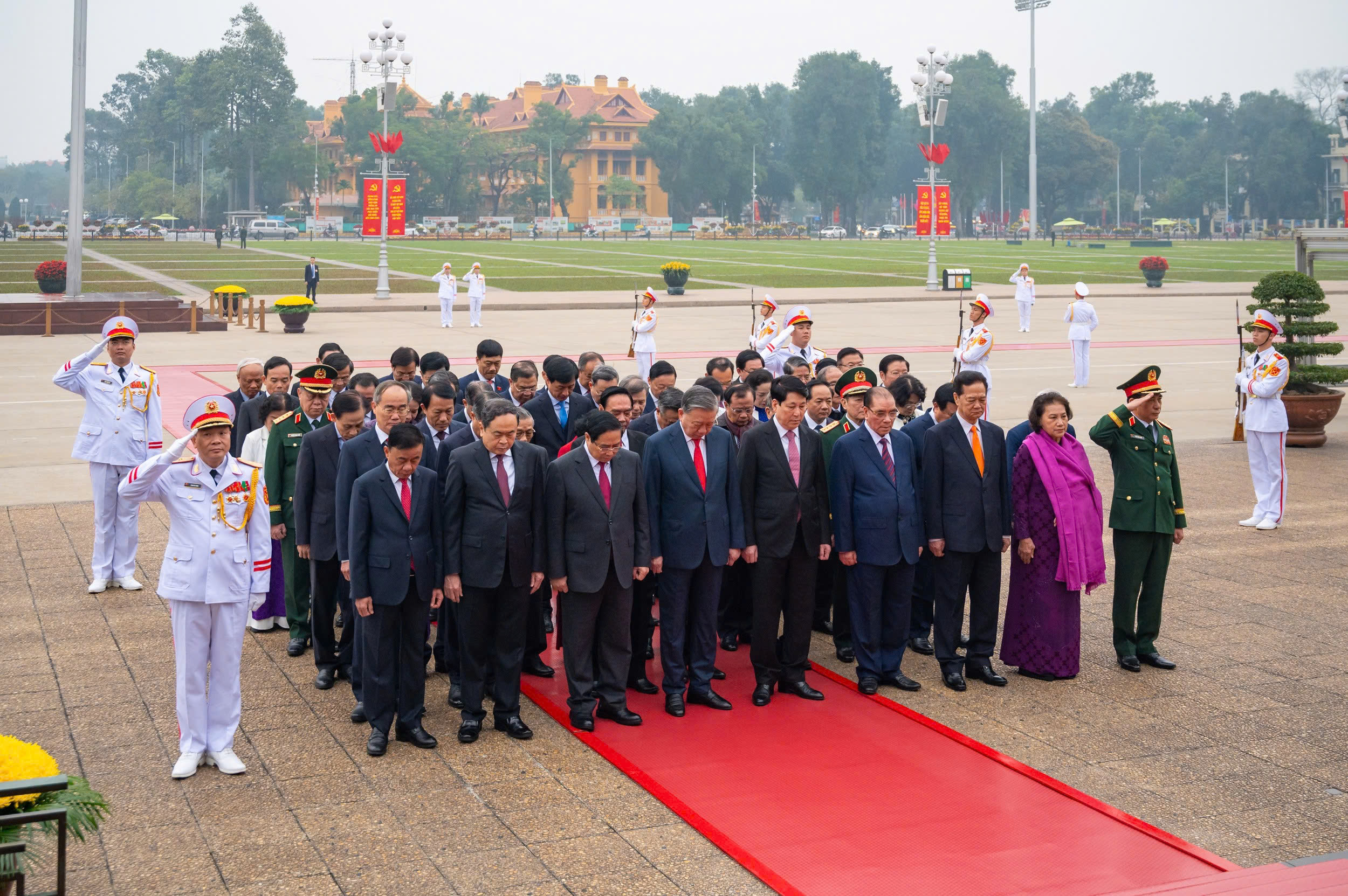 L&atilde;nh đạo Đảng, Nh&agrave; nước v&agrave;o Lăng viếng Chủ tịch Hồ Ch&iacute; Minh- Ảnh 2.