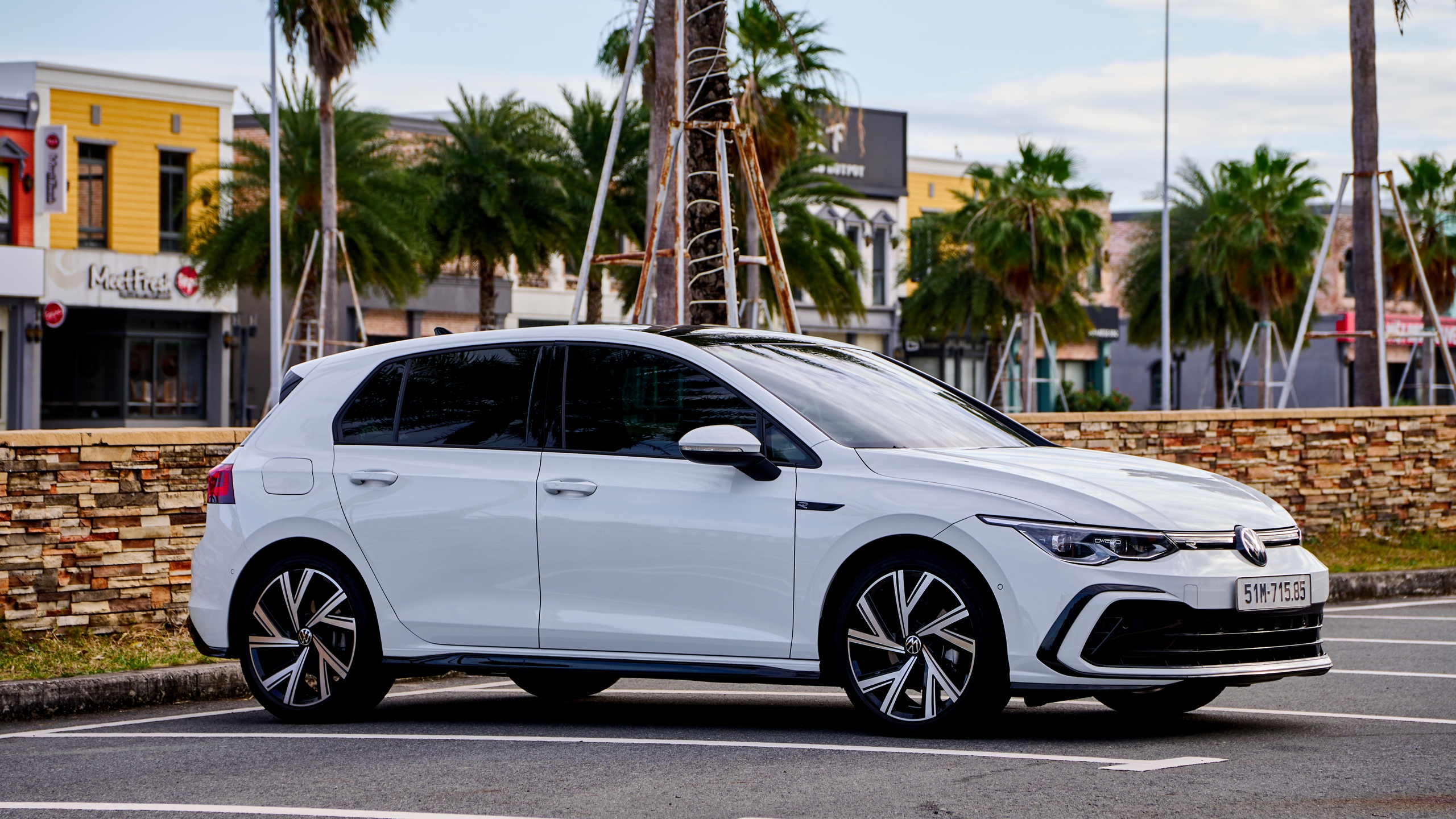 Thuê xe tự lái ngày Tết: Giá tăng cao, ưu tiên thuê dài ngày - Ảnh 2.