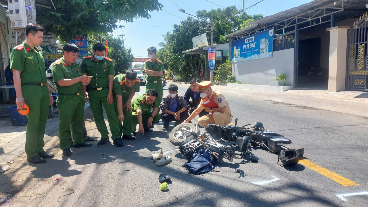 Tai nạn giao thông nghiêm trọng khiến hai học sinh tử vong tại chỗ - Ảnh 2.