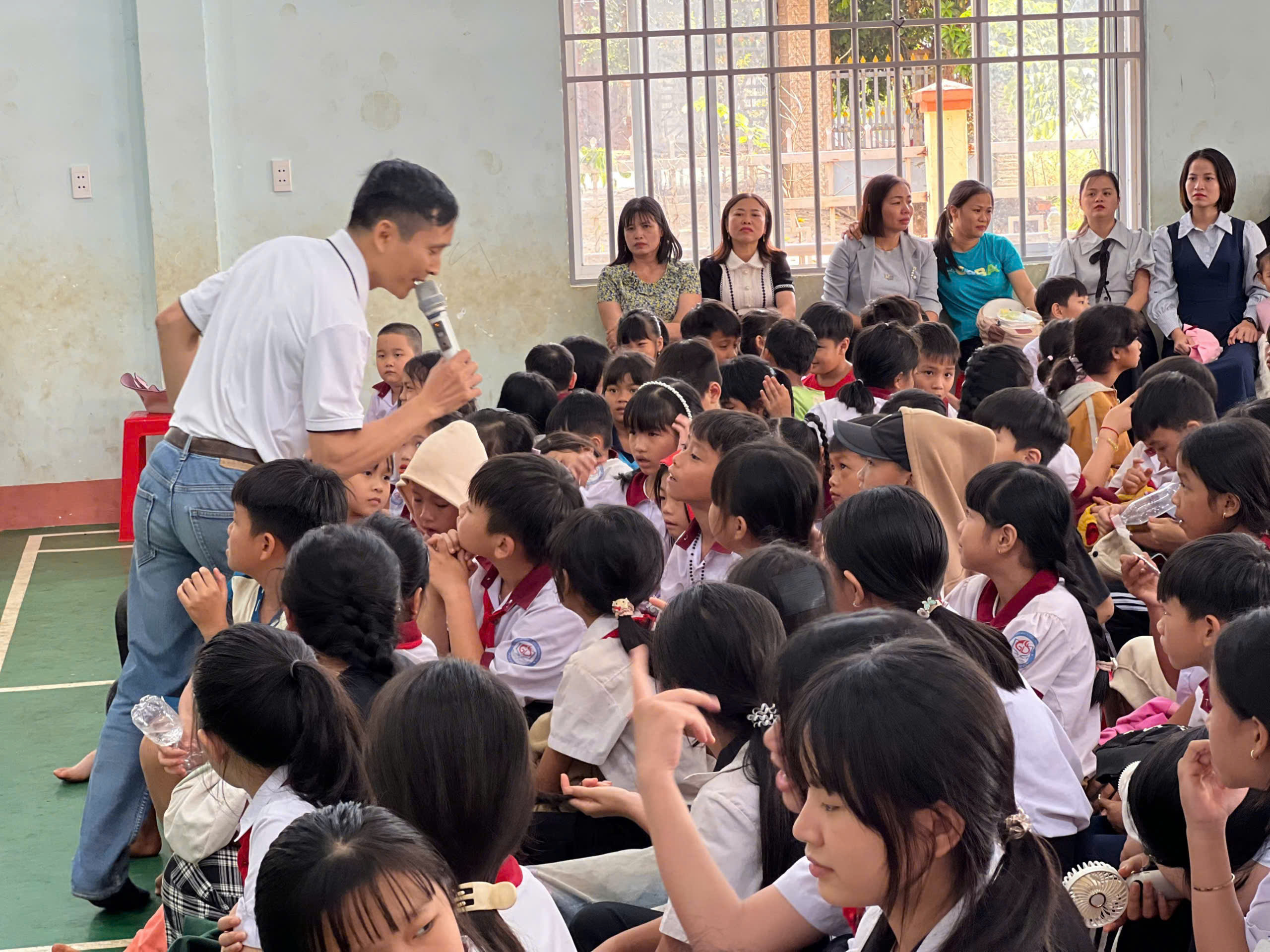 Tủ sách Nhân ái trao tặng 34 Tủ sách cho Trường miền núi tỉnh Đồng Nai - Ảnh 2.