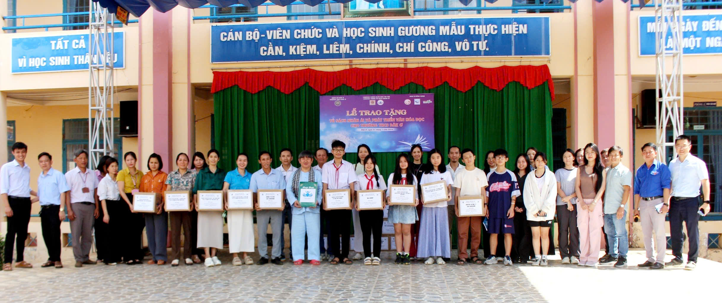 Tủ sách Nhân ái trao tặng 34 Tủ sách cho Trường miền núi tỉnh Đồng Nai - Ảnh 1.