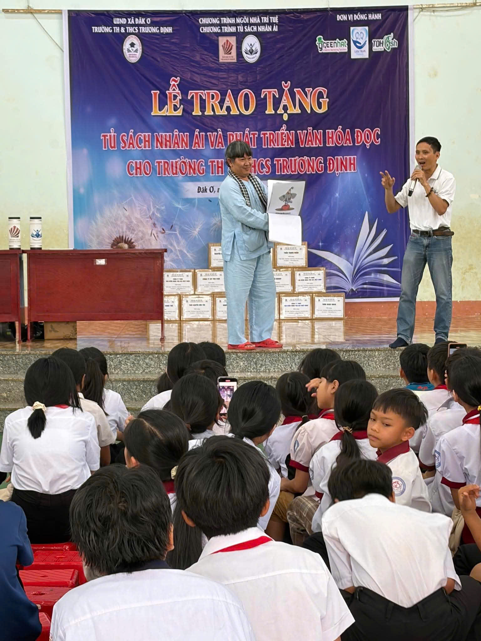 Tủ sách Nhân ái trao tặng 34 Tủ sách cho Trường miền núi tỉnh Đồng Nai - Ảnh 4.