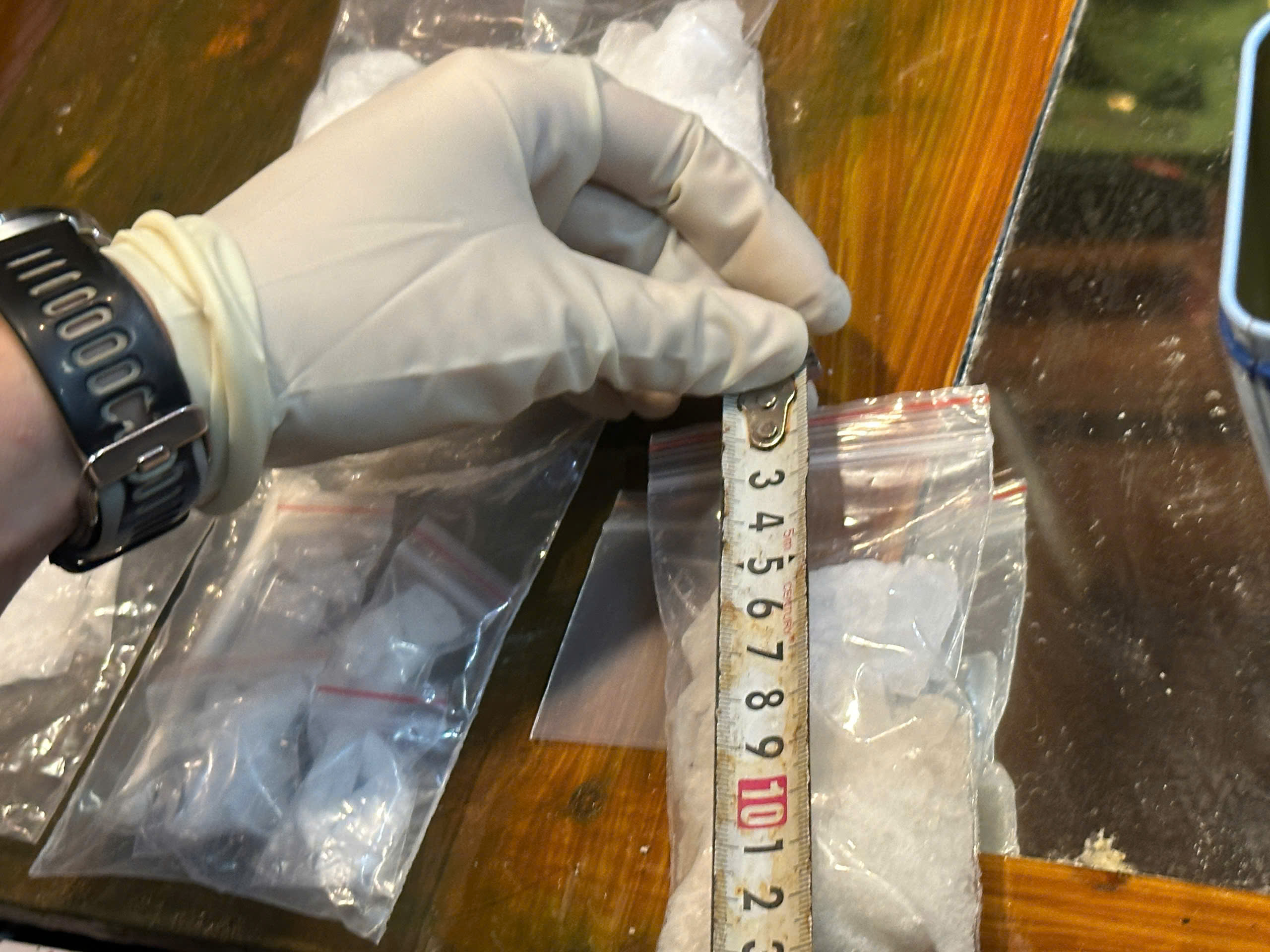 Biến nơi ở thành 'boong ke', giao dịch ma túy qua khe cửa- Ảnh 2.