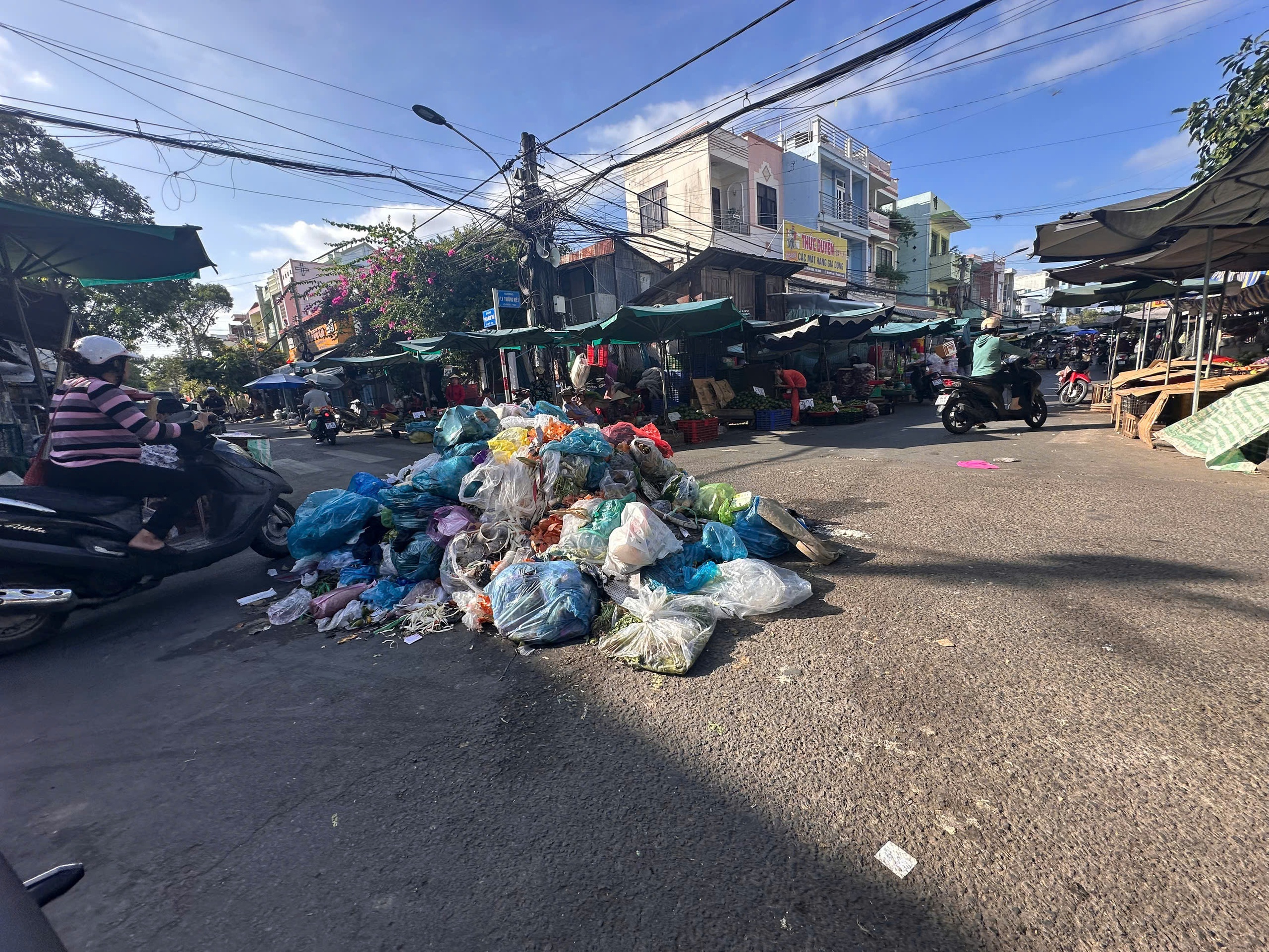 Rác thải ùn ứ khi 2 công ty thu gom 'giao thời', 110 lao động mất việc- Ảnh 1.