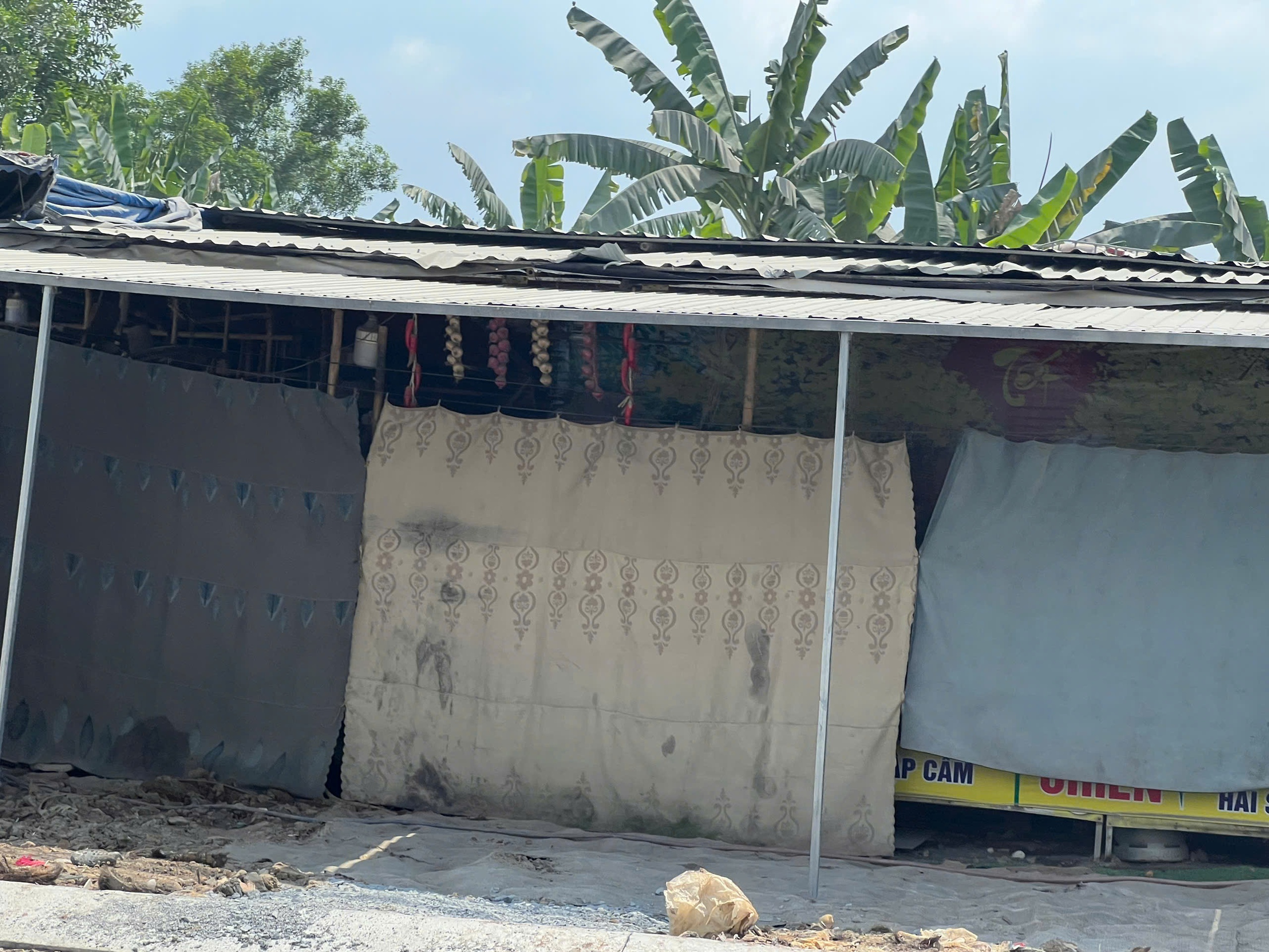 Thi công đường Lò Lu gây bụi mù, người dân “ăn cơm cùng bụi” suốt nhiều tháng - Ảnh 6.