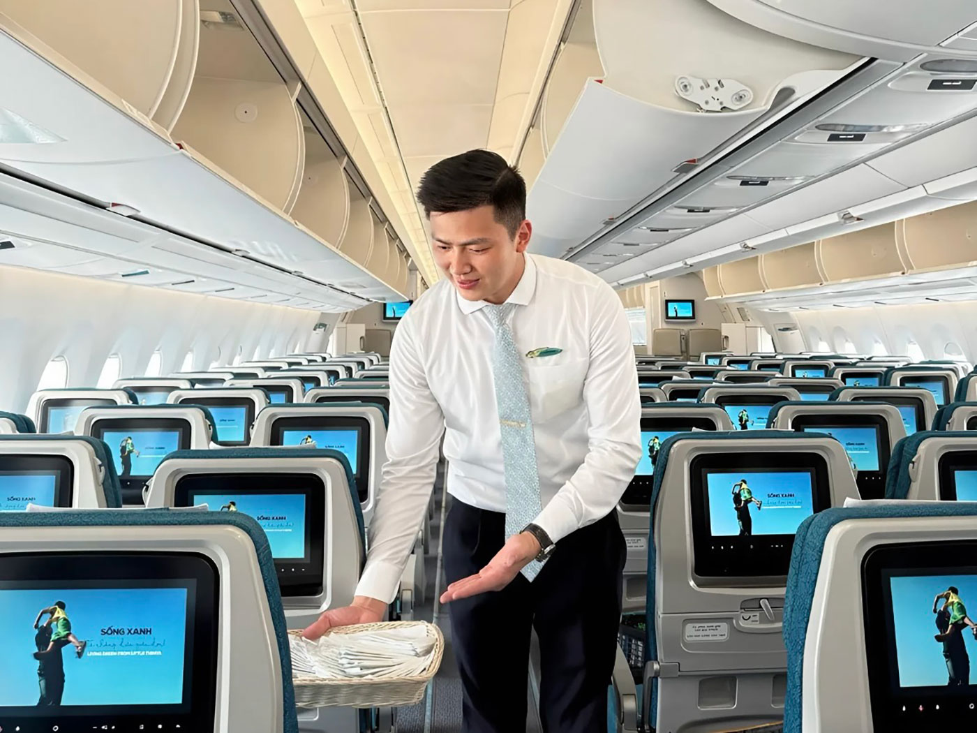 Tiếp viên Vietnam Airlines: Những 'đại sứ Việt Nam' trên hành trình đa văn hóa - Ảnh 2.