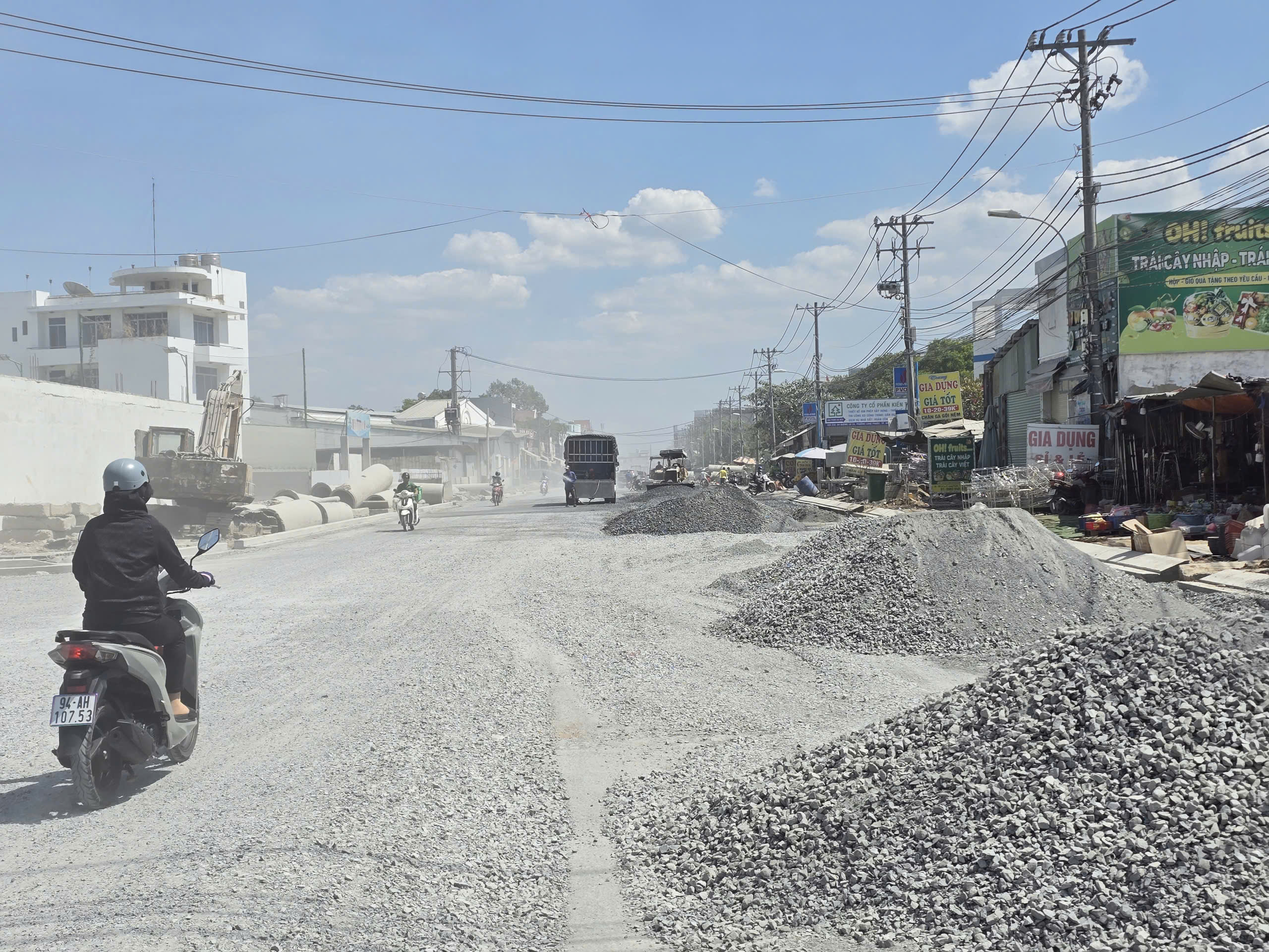 Thi công đường Lò Lu gây bụi mù, người dân “ăn cơm cùng bụi” suốt nhiều tháng - Ảnh 17.