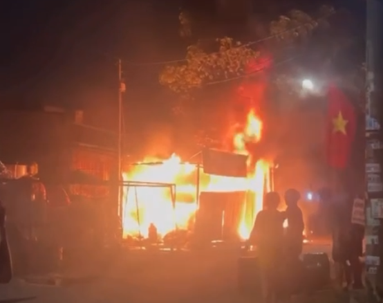 Điều tra vụ ch&aacute;y nh&agrave; tại Vĩnh Lộc: Nghi vấn bắt nguồn từ việc đốt r&aacute;c- Ảnh 1.