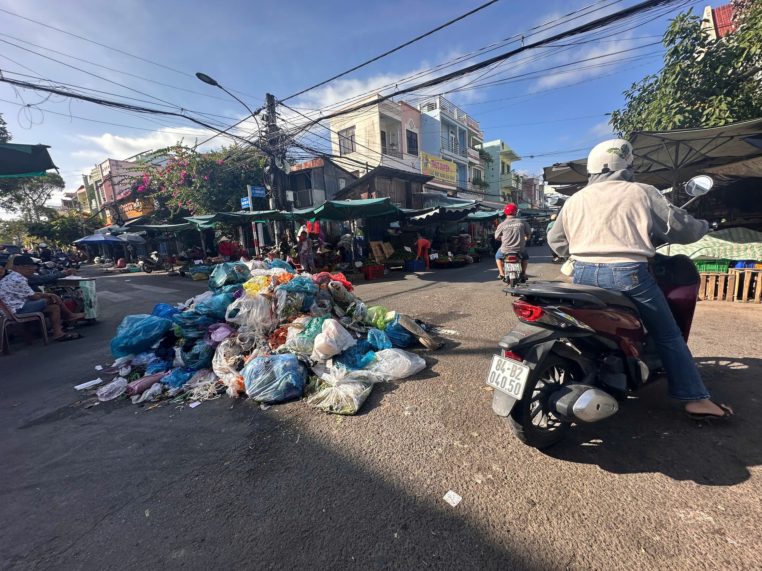 Rác thải ùn ứ khi 2 công ty thu gom 'giao thời', 110 lao động mất việc- Ảnh 3.