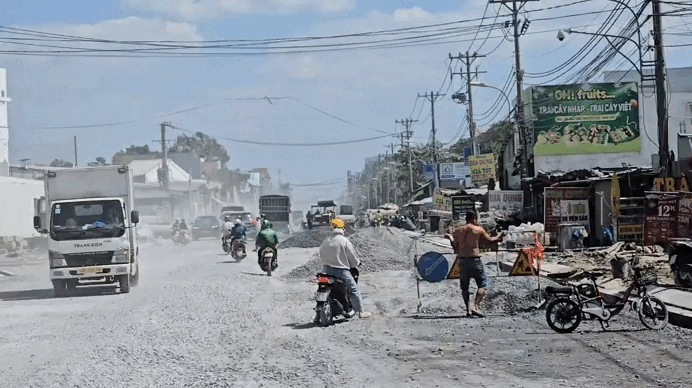 Thi c&ocirc;ng đường L&ograve; Lu bụi m&ugrave; mịt: Đề xuất thay nh&agrave; thầu nếu thiếu năng lực- Ảnh 2.
