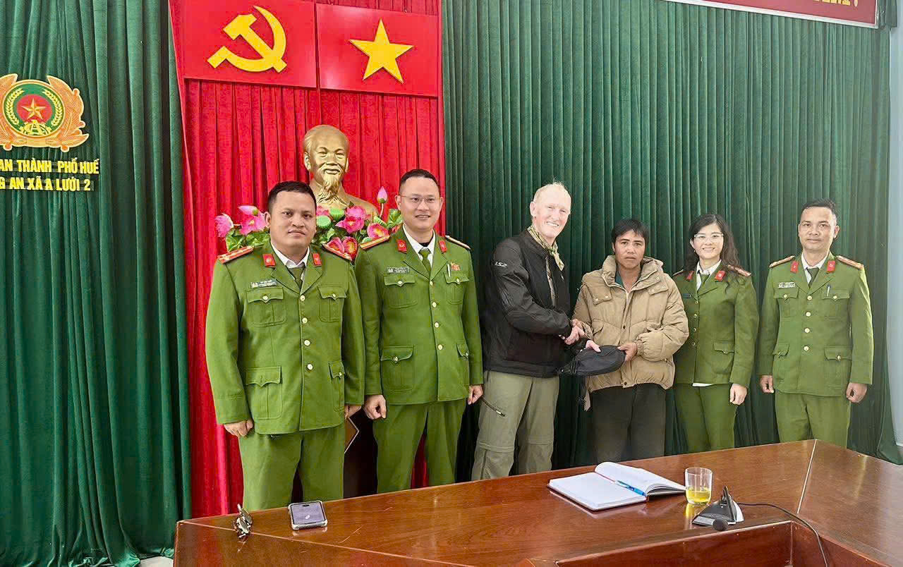 Trao trả nhiều trang sức bằng vàng cho nữ hành khách thất lạc trên máy bay  - Ảnh 2.