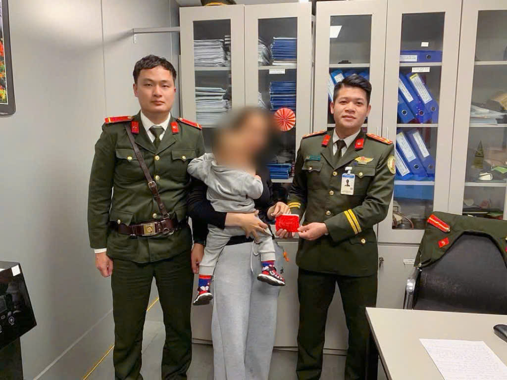 Trao trả nhiều trang sức bằng vàng cho nữ hành khách thất lạc trên máy bay  - Ảnh 1.