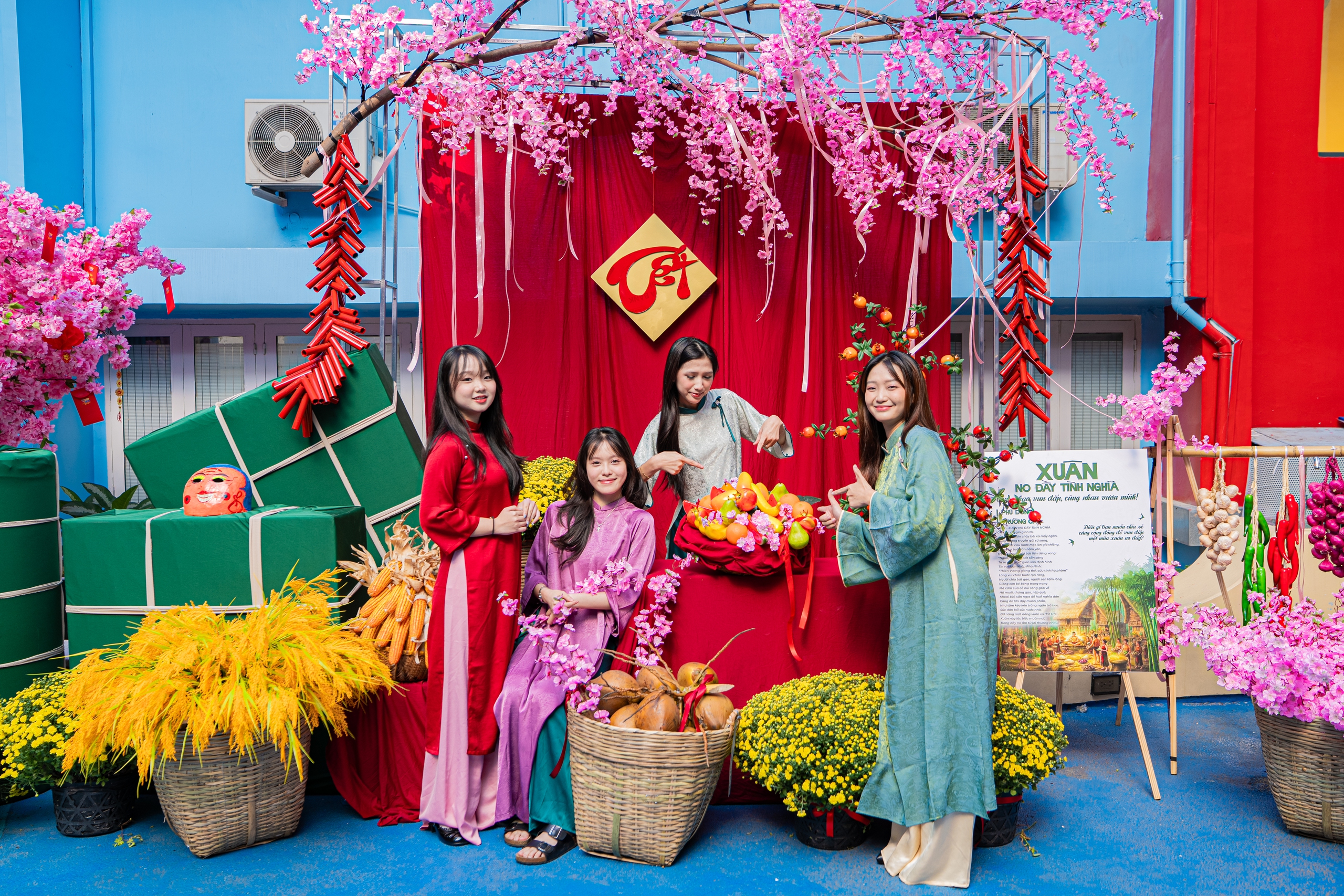 Không khí tết Nguyên đán 2026 tràn ngập giảng đường - Ảnh 2.