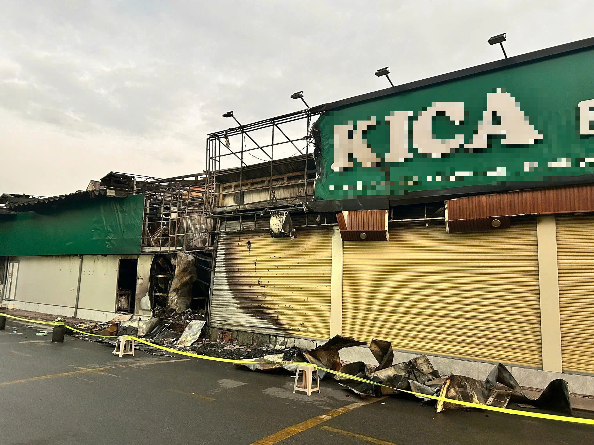 Cháy lớn tiệm bánh ngọt nổi tiếng ở TP.HCM- Ảnh 1.