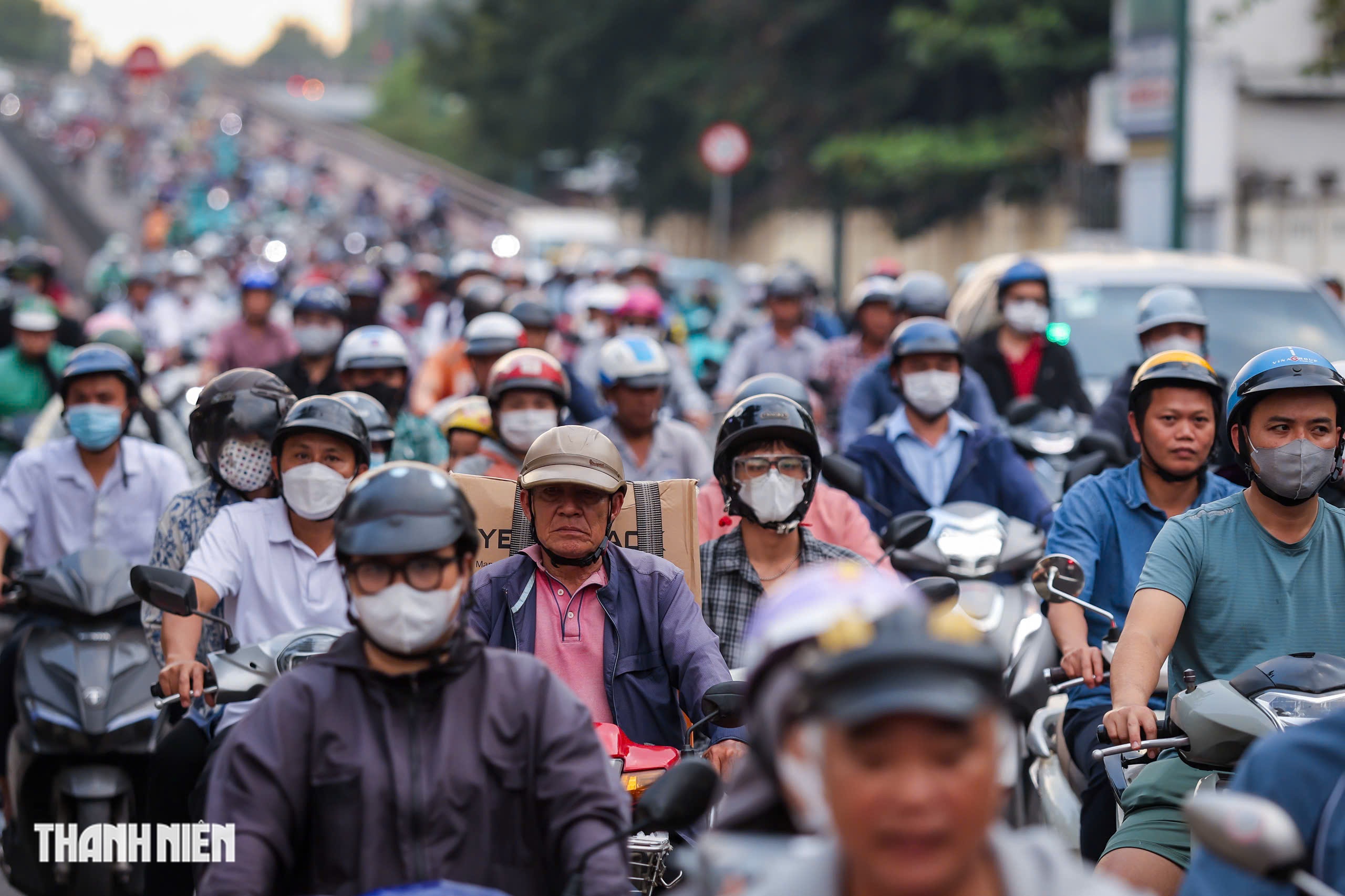 Gi&aacute;p tết, người d&acirc;n TP.HCM mệt mỏi v&igrave; kẹt xe - Ảnh 11.