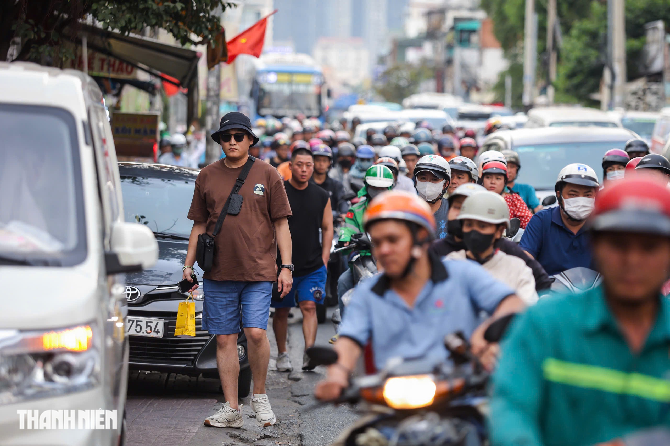 Gi&aacute;p tết, người d&acirc;n TP.HCM mệt mỏi v&igrave; kẹt xe - Ảnh 6.