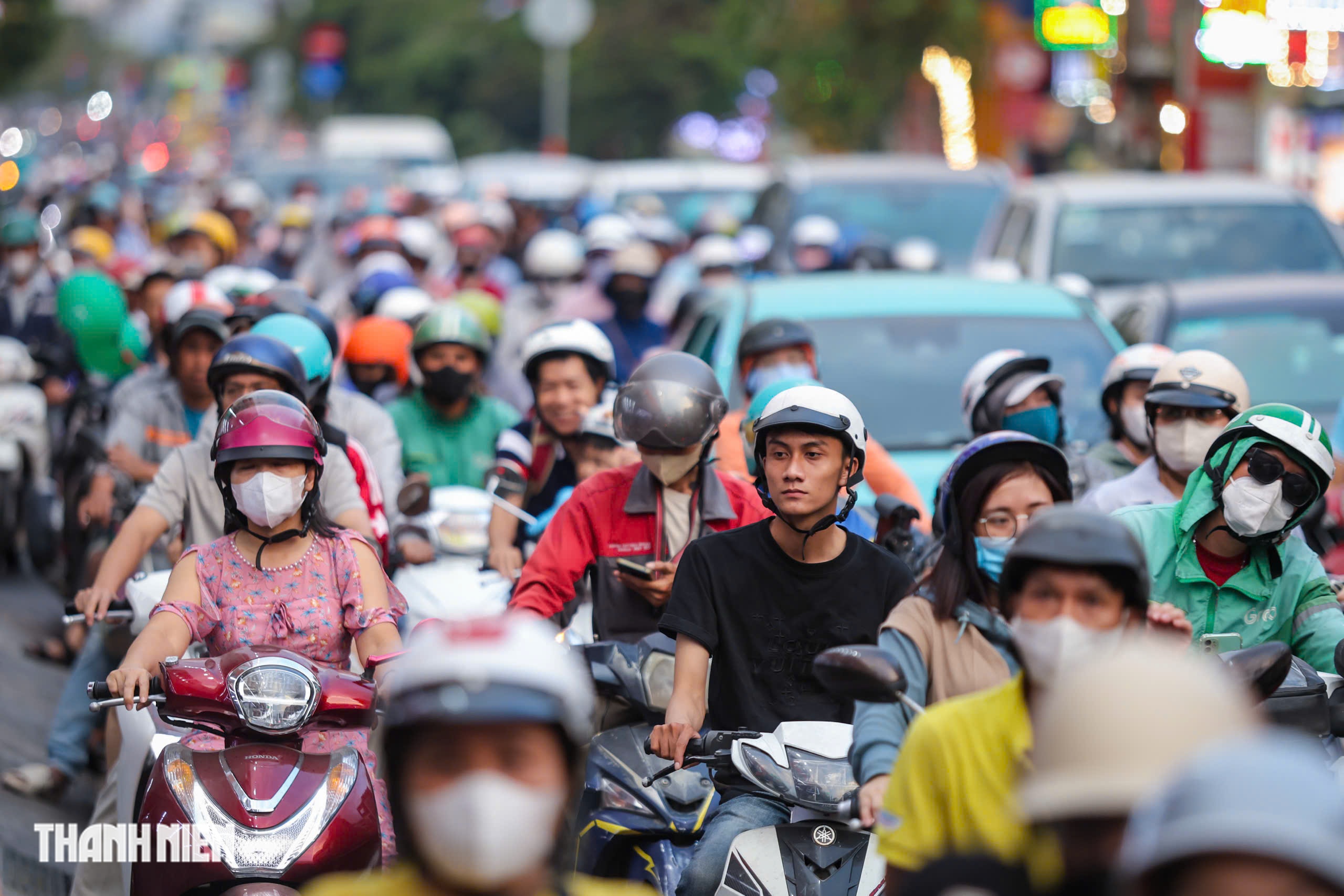 Gi&aacute;p tết, người d&acirc;n TP.HCM mệt mỏi v&igrave; kẹt xe - Ảnh 7.