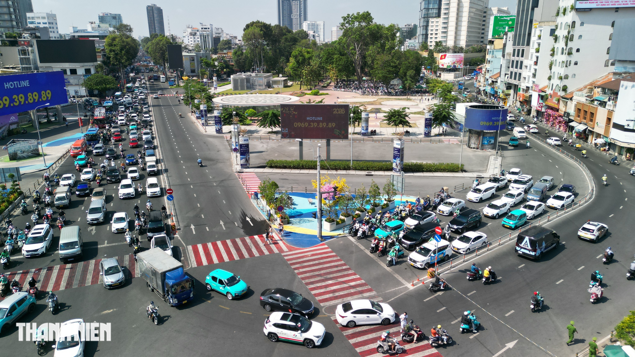 Khu vực trước chợ Bến Th&agrave;nh mở r&agrave;o chắn, trả lại kh&ocirc;ng gian chụp ảnh tết - Ảnh 7.