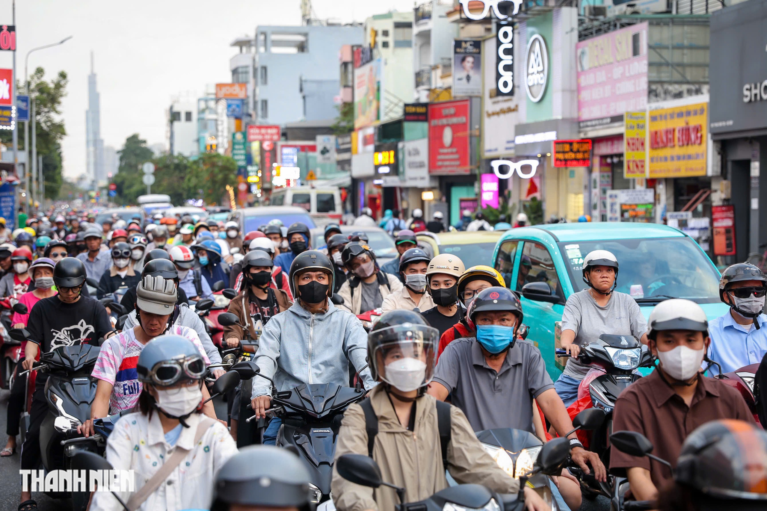 Gi&aacute;p tết, người d&acirc;n TP.HCM mệt mỏi v&igrave; kẹt xe - Ảnh 8.