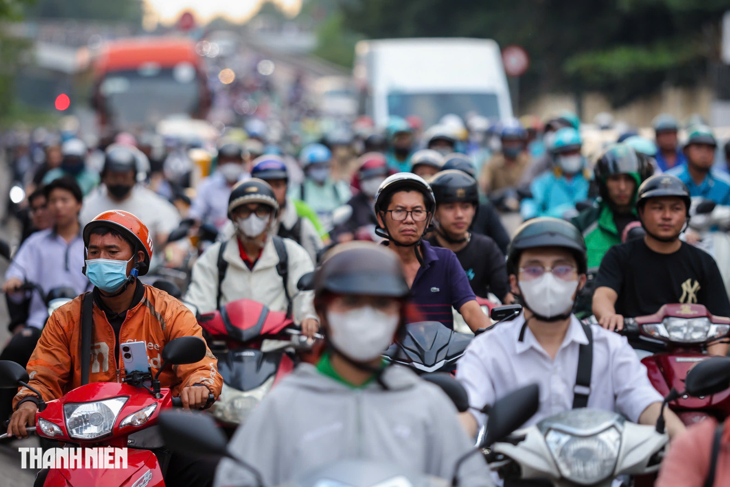 Gi&aacute;p tết, người d&acirc;n TP.HCM mệt mỏi v&igrave; kẹt xe - Ảnh 12.
