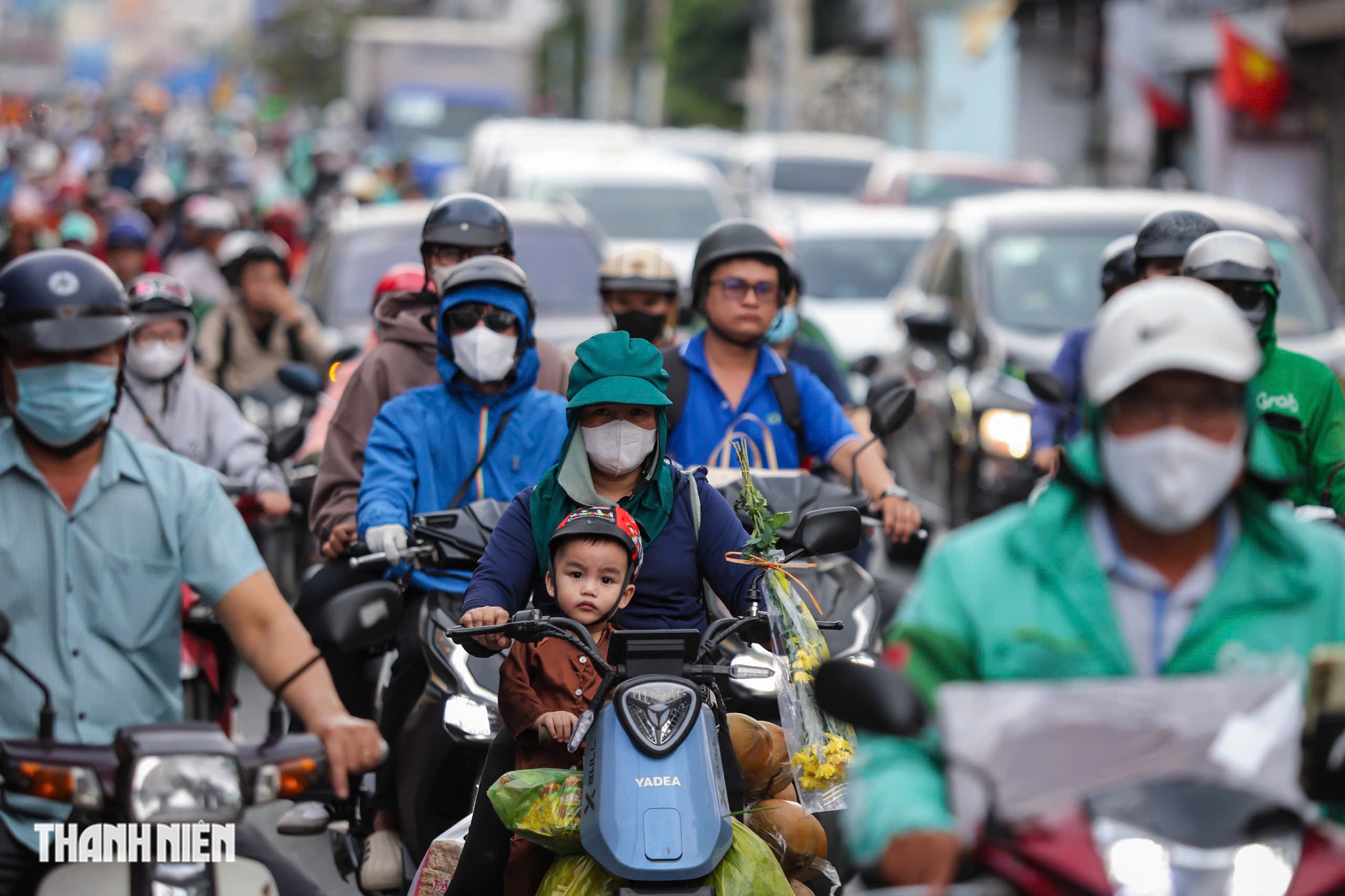 Gi&aacute;p tết, người d&acirc;n TP.HCM mệt mỏi v&igrave; kẹt xe - Ảnh 9.