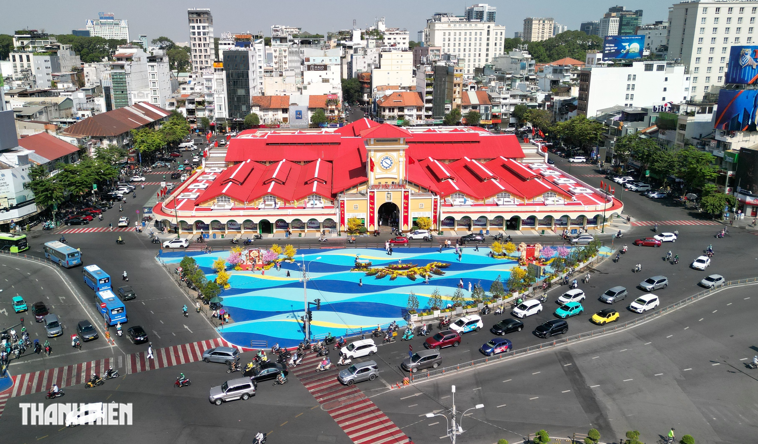 Khu vực trước chợ Bến Th&agrave;nh mở r&agrave;o chắn, trả lại kh&ocirc;ng gian chụp ảnh tết - Ảnh 6.