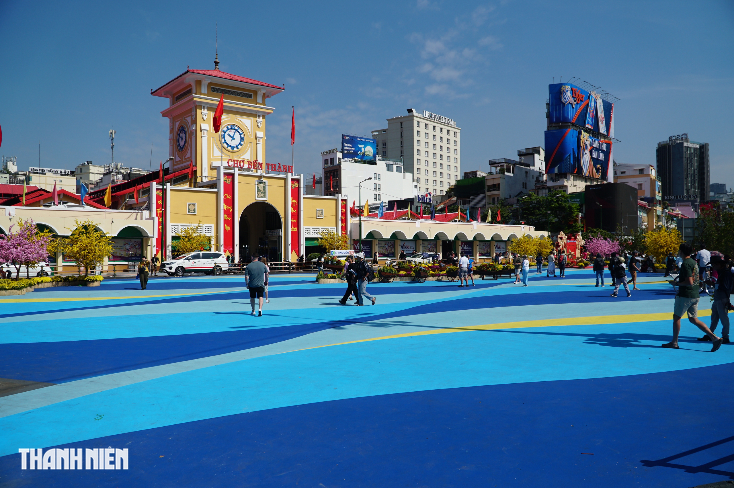 Khu vực trước chợ Bến Th&agrave;nh mở r&agrave;o chắn, trả lại kh&ocirc;ng gian chụp ảnh tết - Ảnh 3.