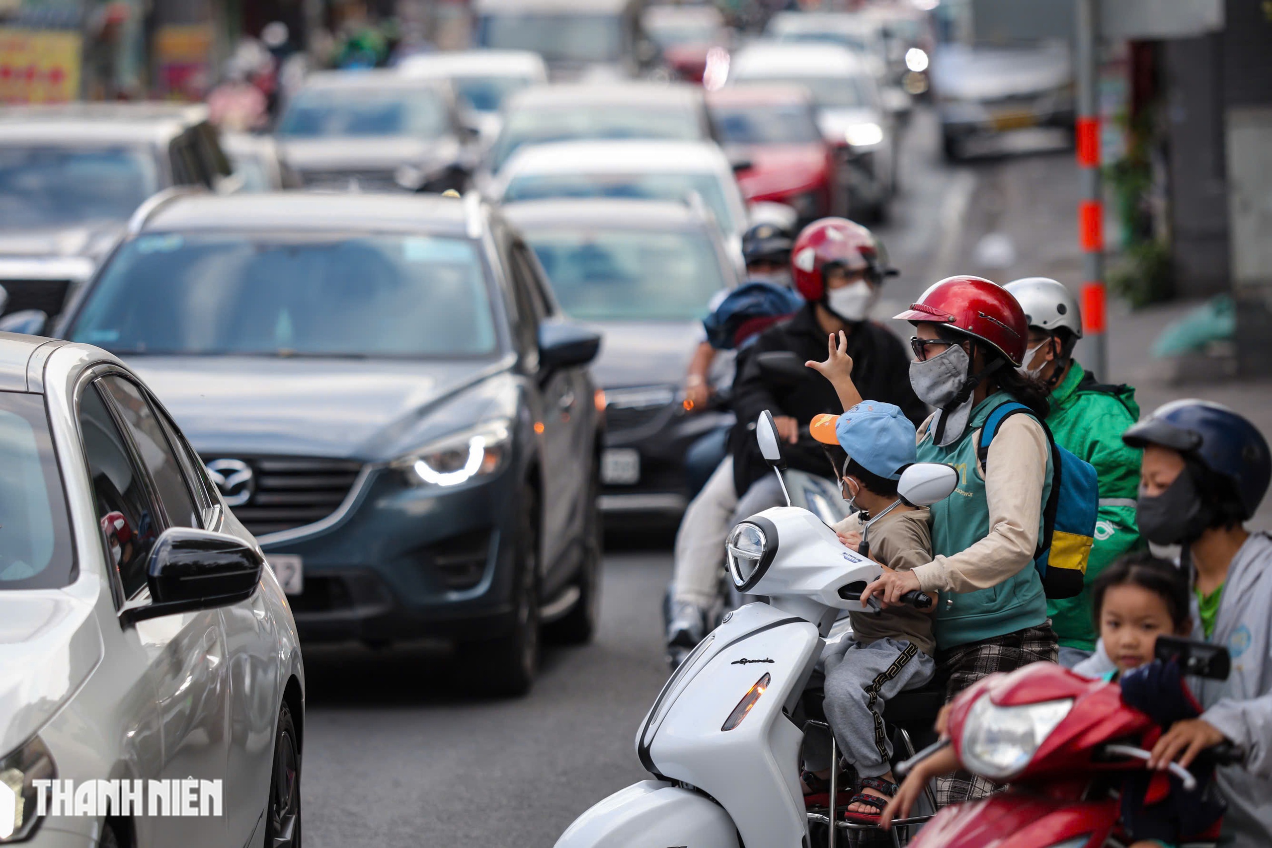 Gi&aacute;p tết, người d&acirc;n TP.HCM mệt mỏi v&igrave; kẹt xe - Ảnh 4.