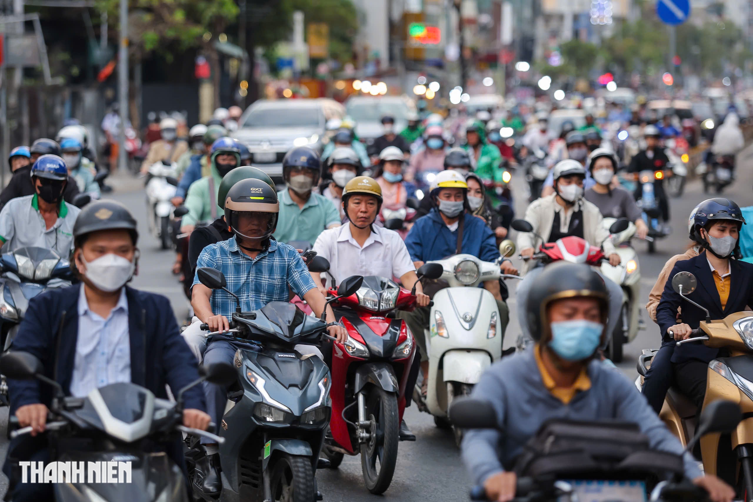 Gi&aacute;p tết, người d&acirc;n TP.HCM mệt mỏi v&igrave; kẹt xe - Ảnh 10.