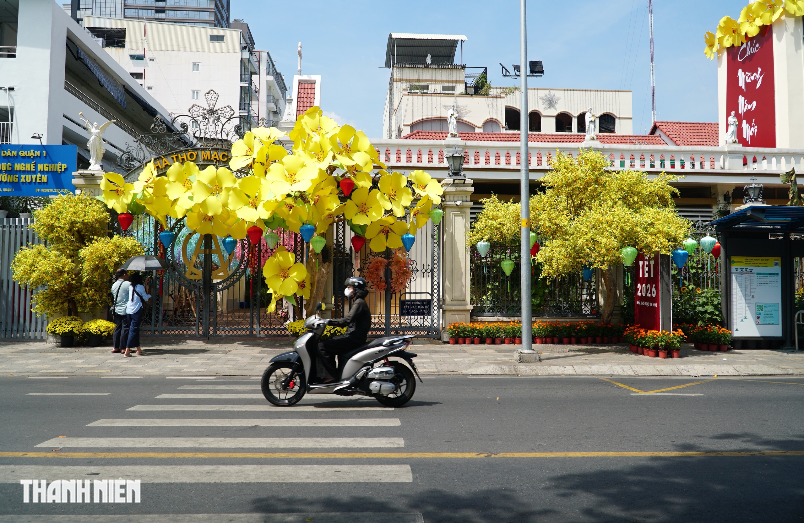 Cảnh qu&ecirc; y&ecirc;n b&igrave;nh trong s&acirc;n nh&agrave; thờ ở TP.HCM, chuẩn bị đ&oacute;n Tết B&iacute;nh Ngọ - Ảnh 1.