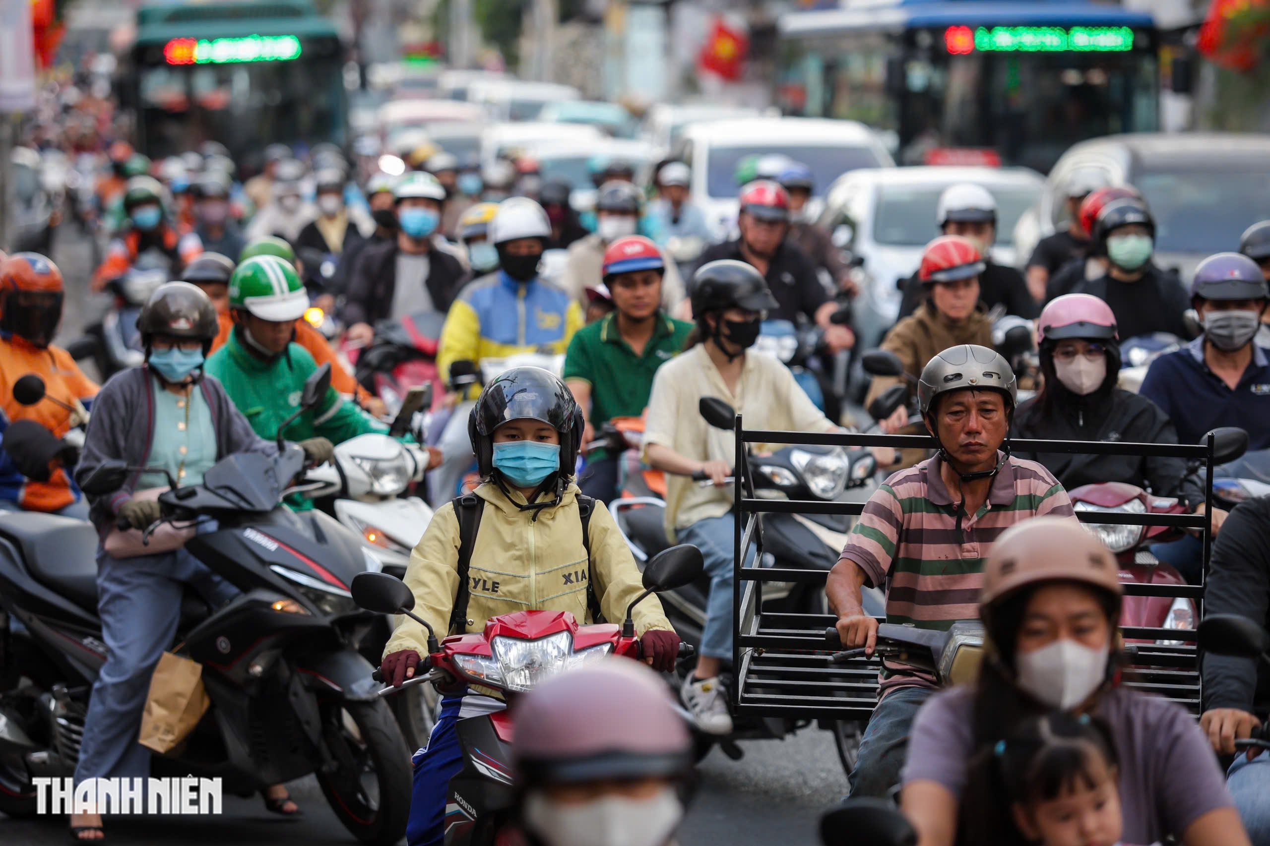 Gi&aacute;p tết, người d&acirc;n TP.HCM mệt mỏi v&igrave; kẹt xe - Ảnh 3.
